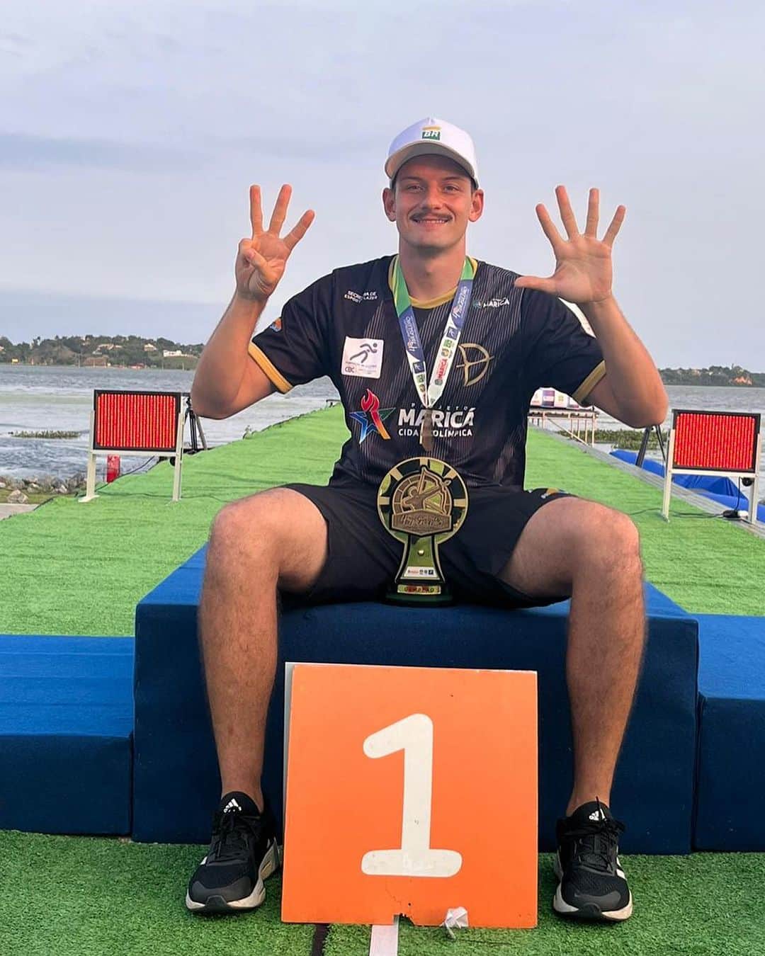 のインスタグラム：「8x campeão brasileiro  Campeão equipe 2023 🏆 Campeão equipe mista 2023 🏆  Obrigado a todo mundo que torceu por mim, muito feliz por mais um ano conquistando o título nacional.   Foi uma honra disputar essa medalha de ouro contra o @matheus_zely na lagoa com muito vento, o desafio foi grande! . @petrobras #TimePetrobras @cdafab @clubedisparabrasil @brasilarco.oficial @wiawis_archery @beiterarchery @truball_axcel @maricacidadeolimpica #BolsaAtleta @esportegovrj」