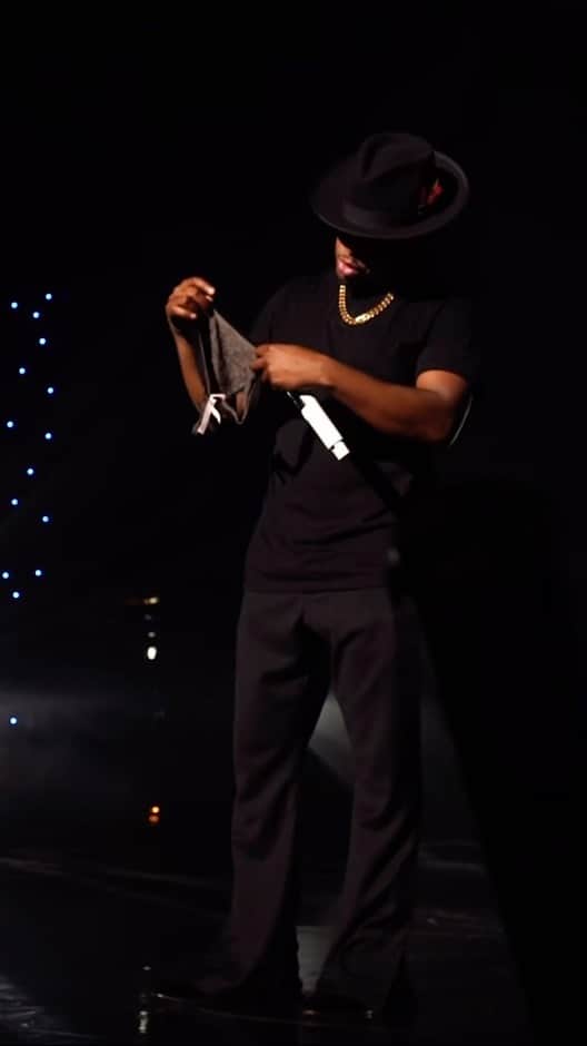 NE-YOのインスタグラム：「Thank you Houston for the gift! 👀😂 #ChampagneAndRosesTour 🥂🌹 🎥: @christianngilchrist」