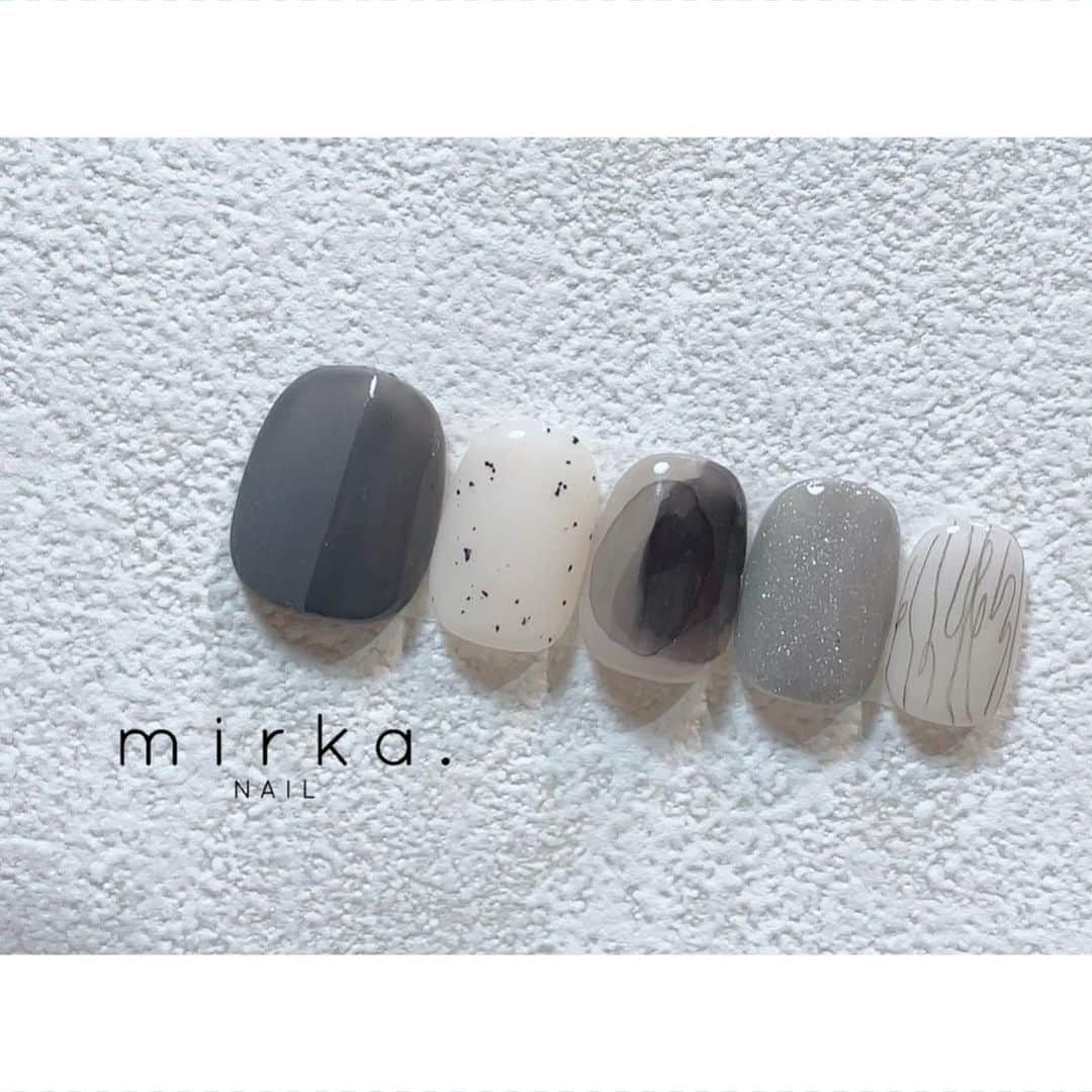 mirka. NAIL(ミルカネイル)のインスタグラム：「⁡ ⁡ new !! ⁡ ⁡ モノトーン◯⚫︎●⚪︎・ ⁡ ⁡ ⁡ #mirkanailsample ………………………………………………………… ⁡ ご予約、お問い合わせは LINE ID⇒ @mirka.nail (@含む)まで。 ⁡ ご新規様はハイライトの「ご案内」と「ご予約方法」を必ずお読みいただいてからご予約くださいますようお願いいたします。 空き状況や詳細はLINEの投稿からご確認ください。 ⁡ ⁡ ⁡ ⁡ #mirkanail#nails#nail#nailart#naildesign #ショートネイル#ネイルアート#ネイルデザイン#ネイル#大人ネイル#シンプルネイル#オフィスネイル#ニュアンスネイル#ナチュラルネイル#カジュアルネイル#ショートネイルデザイン#美甲#秋ネイル#秋ネイル2023 #プライベートサロン#プライベートネイルサロン#東京ネイルサロン#東京ネイル#江東区ネイルサロン#森下#清澄白河 ⁡」