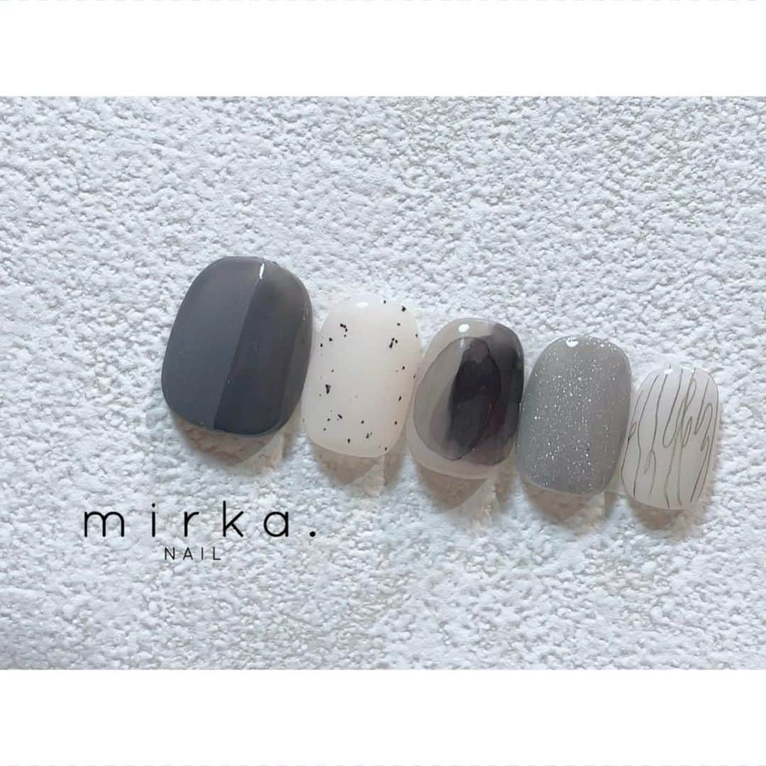 mirka. NAIL(ミルカネイル)さんのインスタグラム写真 - (mirka. NAIL(ミルカネイル)Instagram)「⁡ ⁡ new !! ⁡ ⁡ モノトーン◯⚫︎●⚪︎・ ⁡ ⁡ ⁡ #mirkanailsample ………………………………………………………… ⁡ ご予約、お問い合わせは LINE ID⇒ @mirka.nail (@含む)まで。 ⁡ ご新規様はハイライトの「ご案内」と「ご予約方法」を必ずお読みいただいてからご予約くださいますようお願いいたします。 空き状況や詳細はLINEの投稿からご確認ください。 ⁡ ⁡ ⁡ ⁡ #mirkanail#nails#nail#nailart#naildesign #ショートネイル#ネイルアート#ネイルデザイン#ネイル#大人ネイル#シンプルネイル#オフィスネイル#ニュアンスネイル#ナチュラルネイル#カジュアルネイル#ショートネイルデザイン#美甲#秋ネイル#秋ネイル2023 #プライベートサロン#プライベートネイルサロン#東京ネイルサロン#東京ネイル#江東区ネイルサロン#森下#清澄白河 ⁡」10月1日 9時31分 - mirka.nail