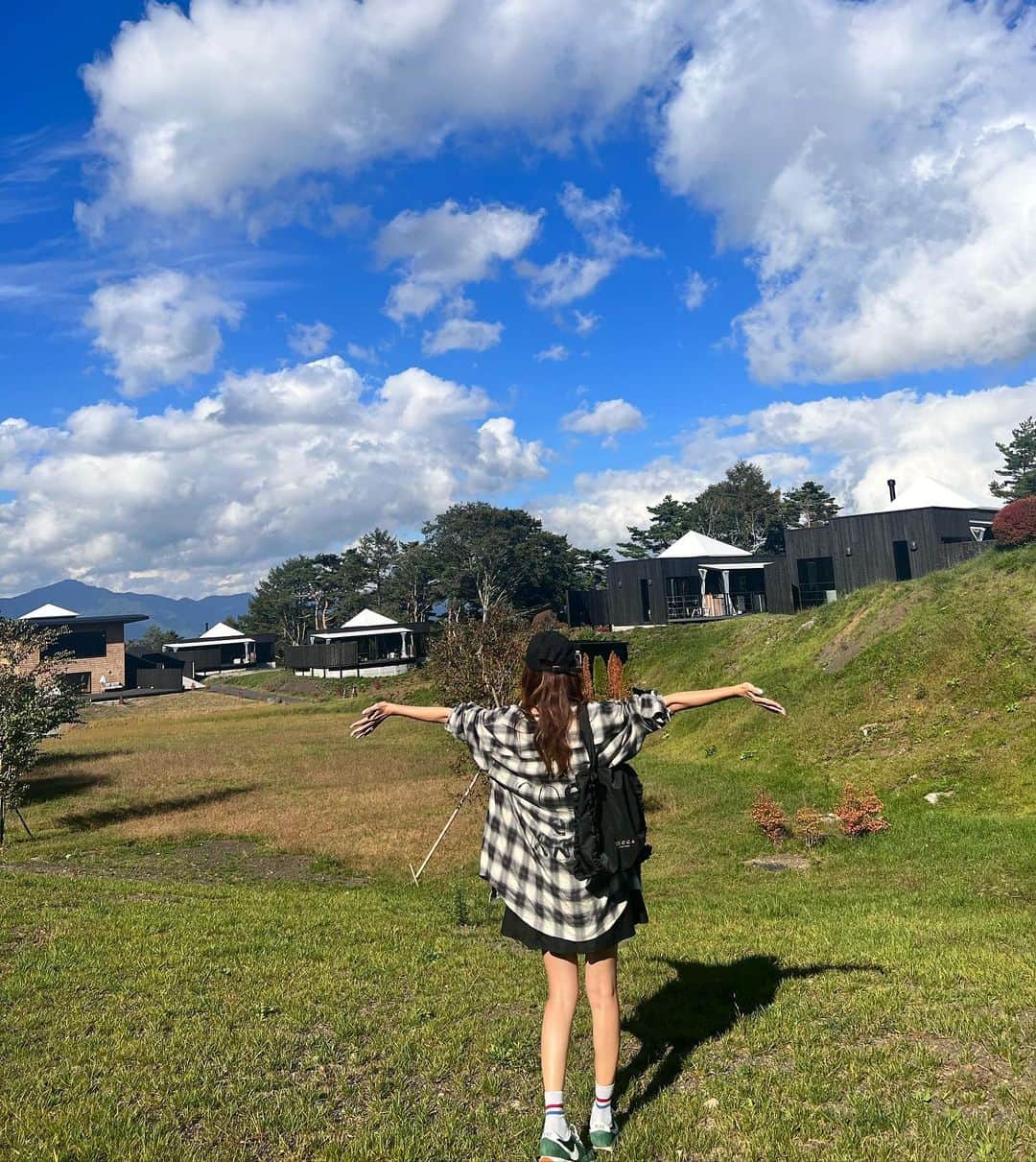 ヨンアさんのインスタグラム写真 - (ヨンアInstagram)「今回のおやすみは　ずっと気になってた @thesensefuji に来ました！ ついた瞬間景色に感動しました。 気持ち良い😭😭😭 温泉もサウナも富士山が見える前で 入れるのが本当に気持ち良くて良いパワーいただきました！ベッドからも富士山が見えるから久しぶりに沢山寝過ぎちゃった！ ご飯も部屋でスタッフさんたちが作ってくださって子供も喜んでました！ 久しぶりの休みしっかり心も体も休めました😍母ももう一泊したいと😂 次のやすみも絶対予約したい♨️🗻 冬だと富士山に雪が❄️見えてまた感動するんだろうね！いろんな気絶で来たいです  今日から10月ですね 早すぎる。。 後2ヶ月で2023年も残りわずかですね😭残りも沢山楽しみたいなぁ❤️ ヨンズは　やりたい事何がある？？」10月1日 9時27分 - youn1029