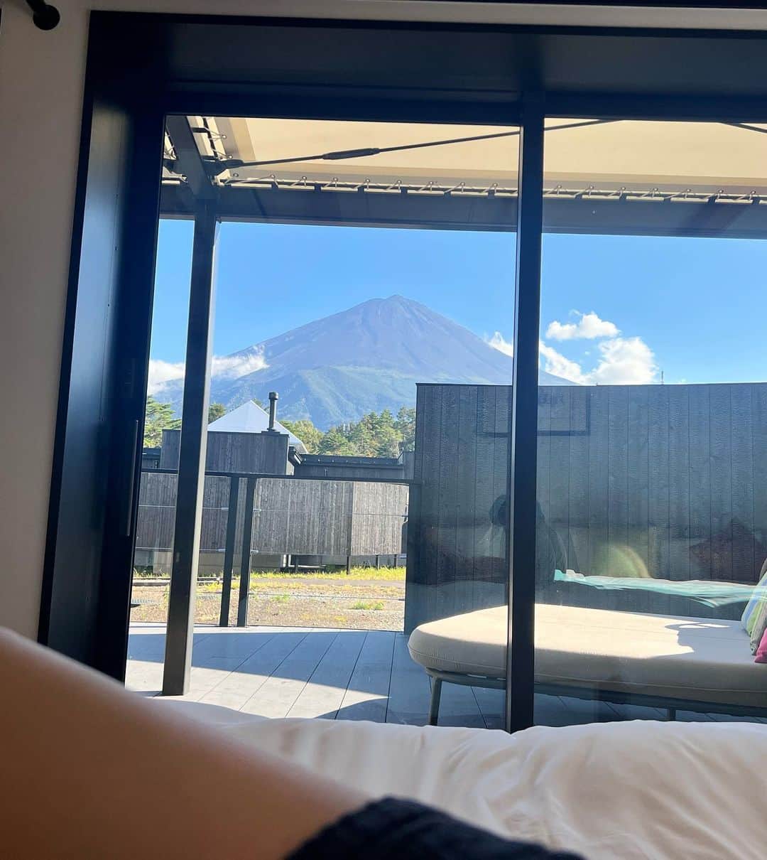 ヨンアさんのインスタグラム写真 - (ヨンアInstagram)「今回のおやすみは　ずっと気になってた @thesensefuji に来ました！ ついた瞬間景色に感動しました。 気持ち良い😭😭😭 温泉もサウナも富士山が見える前で 入れるのが本当に気持ち良くて良いパワーいただきました！ベッドからも富士山が見えるから久しぶりに沢山寝過ぎちゃった！ ご飯も部屋でスタッフさんたちが作ってくださって子供も喜んでました！ 久しぶりの休みしっかり心も体も休めました😍母ももう一泊したいと😂 次のやすみも絶対予約したい♨️🗻 冬だと富士山に雪が❄️見えてまた感動するんだろうね！いろんな気絶で来たいです  今日から10月ですね 早すぎる。。 後2ヶ月で2023年も残りわずかですね😭残りも沢山楽しみたいなぁ❤️ ヨンズは　やりたい事何がある？？」10月1日 9時27分 - youn1029