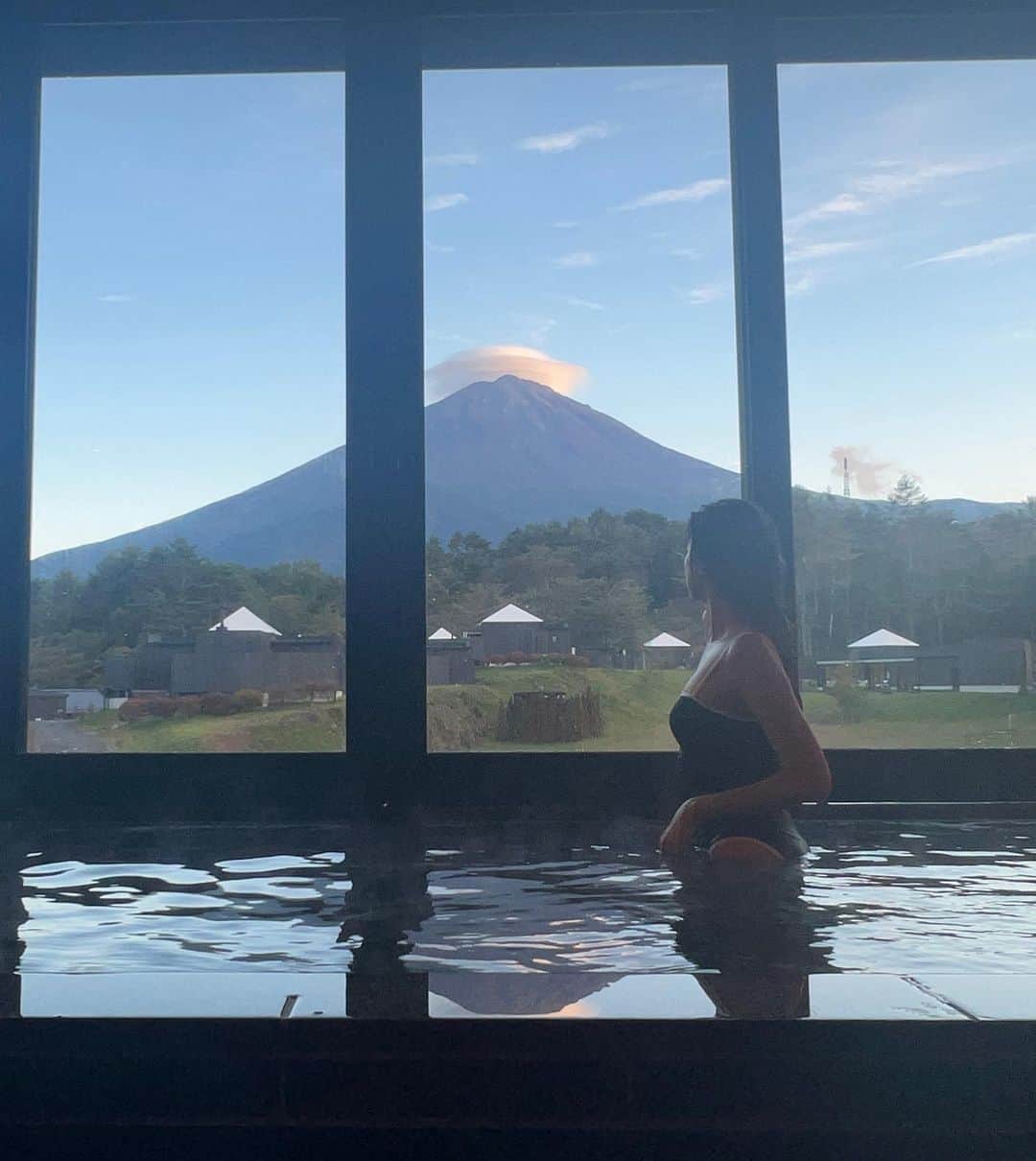 ヨンアさんのインスタグラム写真 - (ヨンアInstagram)「今回のおやすみは　ずっと気になってた @thesensefuji に来ました！ ついた瞬間景色に感動しました。 気持ち良い😭😭😭 温泉もサウナも富士山が見える前で 入れるのが本当に気持ち良くて良いパワーいただきました！ベッドからも富士山が見えるから久しぶりに沢山寝過ぎちゃった！ ご飯も部屋でスタッフさんたちが作ってくださって子供も喜んでました！ 久しぶりの休みしっかり心も体も休めました😍母ももう一泊したいと😂 次のやすみも絶対予約したい♨️🗻 冬だと富士山に雪が❄️見えてまた感動するんだろうね！いろんな気絶で来たいです  今日から10月ですね 早すぎる。。 後2ヶ月で2023年も残りわずかですね😭残りも沢山楽しみたいなぁ❤️ ヨンズは　やりたい事何がある？？」10月1日 9時27分 - youn1029