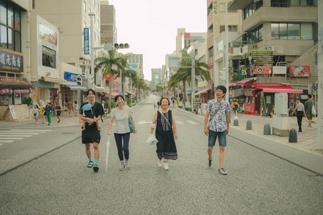 福田瞳さんのインスタグラム写真 - (福田瞳Instagram)「#国際通り 初めて来た☺︎ お母さんがアロハシャツ買ってくれたからそっこー着たよ♡ 日曜日だったから、歩行者天国になってて道の真ん中歩けたりして楽しかったな☺︎ ホテルからめちゃ近い沖縄居酒屋では、なまうた（沖縄民謡）聴きながら他のお客さんとも一緒に盛り上がれて楽しかったな。 『こーゆーのは楽しんだもんだからさ☺︎』と隣のテーブルにいた家族さんは、みんなで前に出て踊っていた♡子供も大人も大合唱でそれはそれは賑やかな空間でした♡ 今回は旦那さんがたくさん調べてくれて、登録有形文化財に指定されている『沖縄そばと茶処 屋宜家（やぎや）』で食べた沖縄そばとジーマミー豆腐がめちゃくちゃ美味しかった〜✨ 屋宜家さんは、10組待ちだったけどお庭に座れるところもあってとっても素敵な場所でした♡  #沖縄旅行#家族旅行 #ジーマミー豆腐 に感動」10月1日 9時39分 - fukudahitomi610
