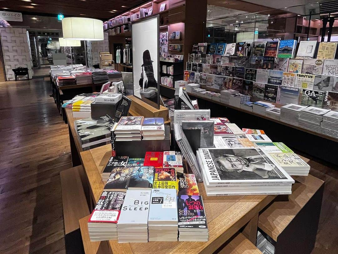 代官山 蔦屋書店　DAIKANYAMA T-SITEさんのインスタグラム写真 - (代官山 蔦屋書店　DAIKANYAMA T-SITEInstagram)「【フェアのお知らせ】 『Pen＋ ルパン三世の無二の相棒　次元大介の肖像』発売記念フェア   10.1【日】- 10.31【火】 2号館1階 マガジンストリート 3号館2階SHARE LOUNGE ⁡ ――――――――――― ⁡ 2023年10月13日、アマゾンオリジナル映画の実写版『次元大介』がプライムビデオにて世界独占配信。 ⁡ それに合わせて、『ルパン三世』シリーズの中でも随一の人気を誇る次元大介の魅力を、１冊まるごと使って紹介するムック『Pen＋ ルパン三世の無二の相棒　次元大介の肖像』が発売。 ⁡ 代官山 蔦屋書店では発売を記念して、次元大介に関連する"ハードボイルド"や"ガンマン"などのキーワードをもとに選書した様々な書籍を展開しています。 ⁡ ぜひご来店ください。 ⁡ ―――――――――――  #次元大介 #ルパン三世 #amazonoriginal #penmagazine #代官山蔦屋書店 #daikanyamatsutaya」10月1日 9時39分 - daikanyama.tsutaya