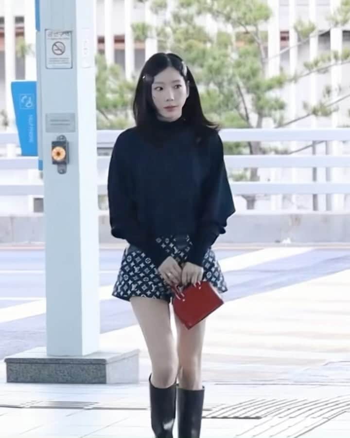 のインスタグラム：「TAEYEON PARIS FASHION WEEK Louis Vuitton Women’s Spring-Summer 2024 Show 🇫🇷🗼  @taeyeon_ss  #태연 #TAEYEON #TAEYEONxPFW23 #LVSS24」