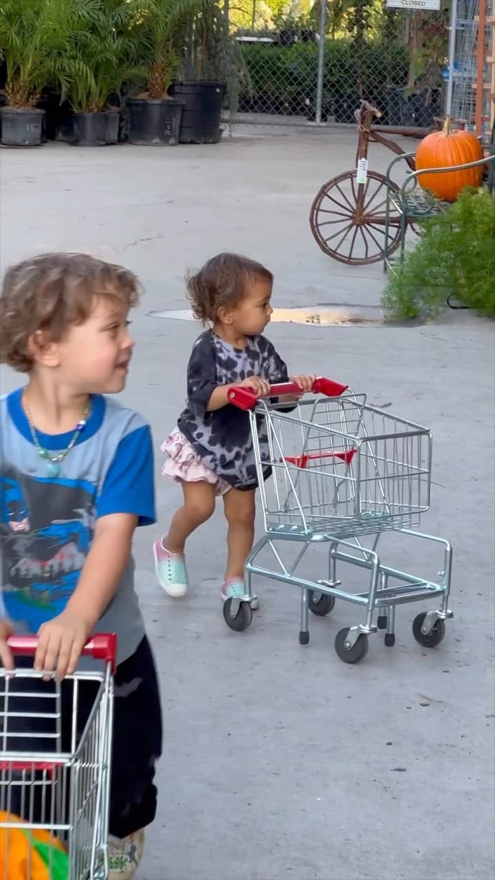 ナッシュ・グリアのインスタグラム：「Let the festivities begin 🎃🛒」