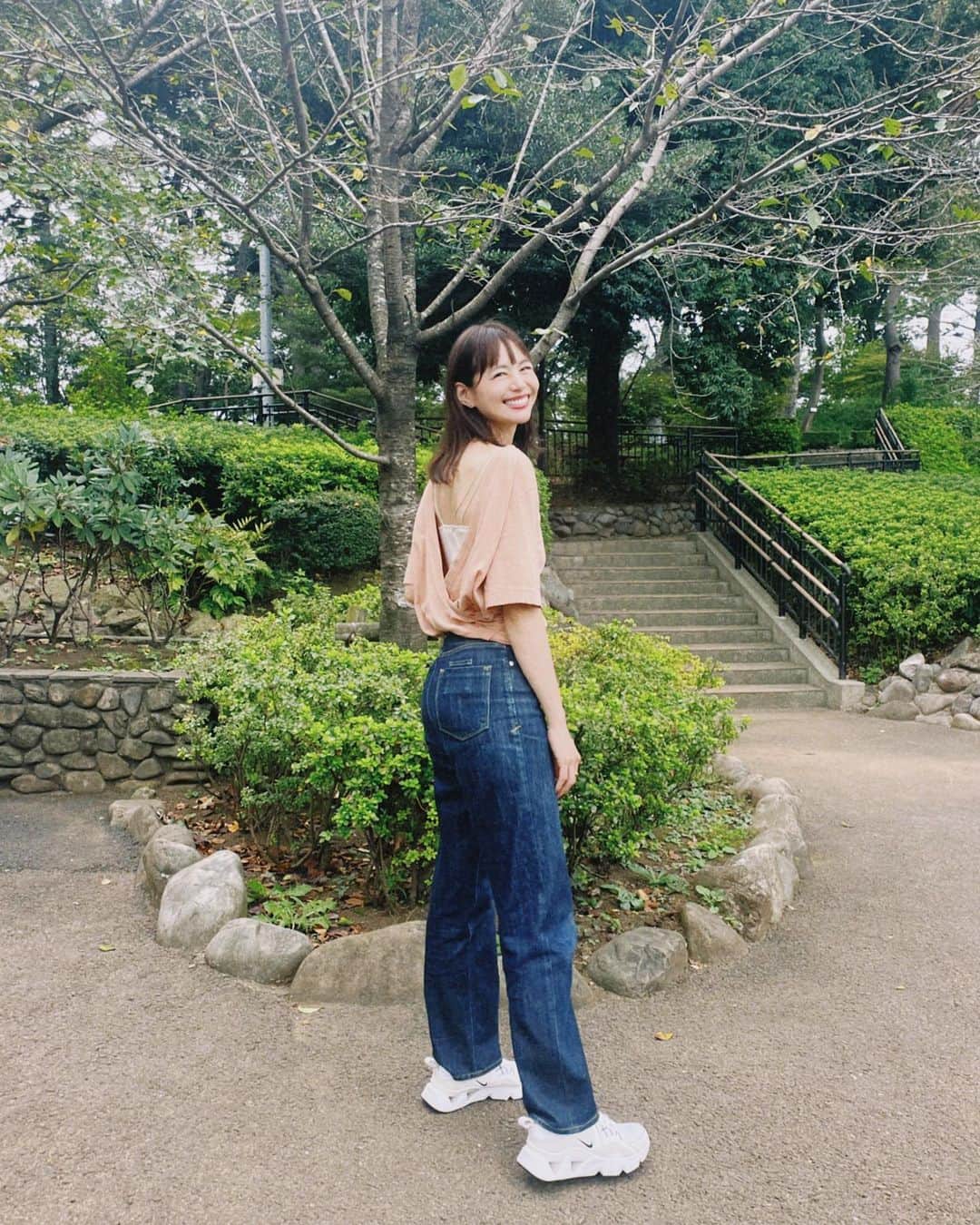 日下部ゆいこのインスタグラム：「. . 保育園の遠足。 . コロナや雨天で 開催は長男が0歳児クラスのときぶり。 . デニムに背中空きのTシャツ。 . . デニムは @yanuk_official  トップスは @casa_fline  . . #ママコーデ#遠足コーデ#fashion#私服#コーデ#デニム#ootd#男の子ママ#男の子兄弟#5歳#2歳」