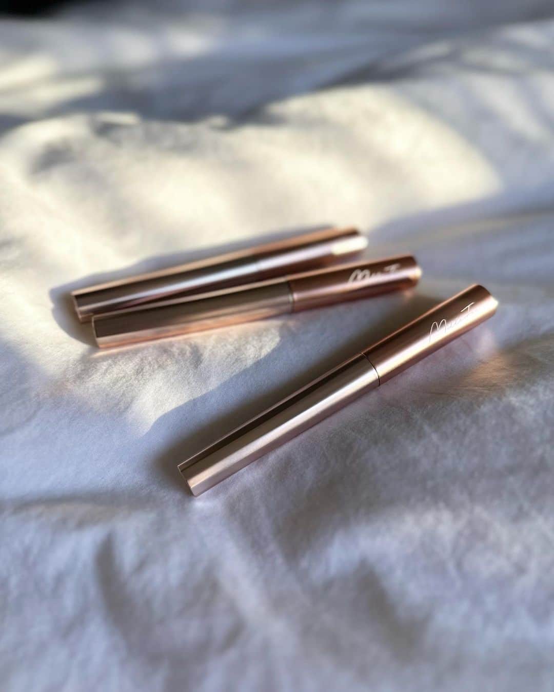 のインスタグラム：「. MilleFéeのメタルブラシマスカラ 3色をいただきました👀✨  日本ブランドでは初めての メタルブラシタイプのマスカラ！  下まつ毛みたいに小さい毛も塗りやすくて 使いやすくてびっくりした🤭  カールが長時間持続しやすいし、 ウォータープルーフだから落ちにくい🤍  最近私はパーソナルカラー診断にいって マスカラは黒じゃない方が似合うとの事で、 ピンクやブラウンを重宝してます🤎  #PR#マスカラ#MilleFée」