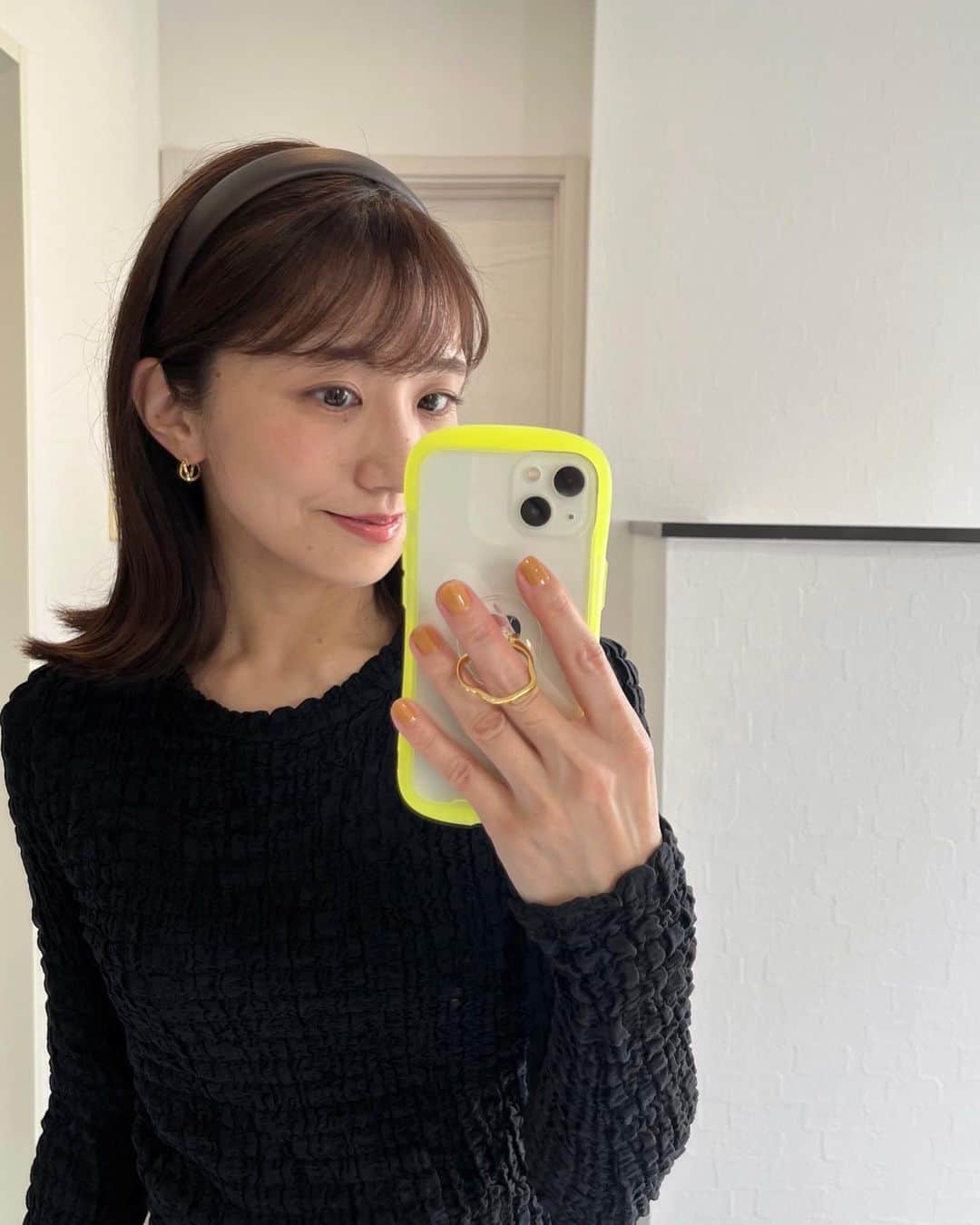 のインスタグラム：「Hello October🎃 今日から10月ですね！  私はスマホケースを新調✨ いつもはピンクを選ぶところ… 黄色にしました🌕  ネイルもカラシ色に🟨 初めて使ってみた色だけど、いい感じ💛 カラーネイルは休日限定で楽しんでいます！  #dayoff #カラシ色ネイル」