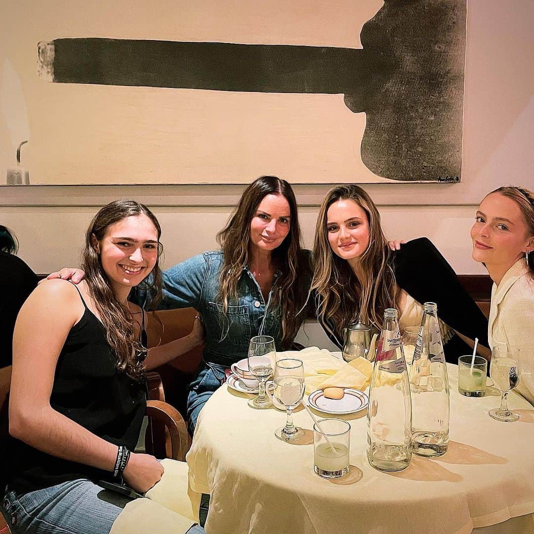 ガブリエル・アンウォーのインスタグラム：「Girls dinner @ameliasanf @lilykaplan_ @paisleyverea #ravioli @cipriani while @shareefmalnik is away!」