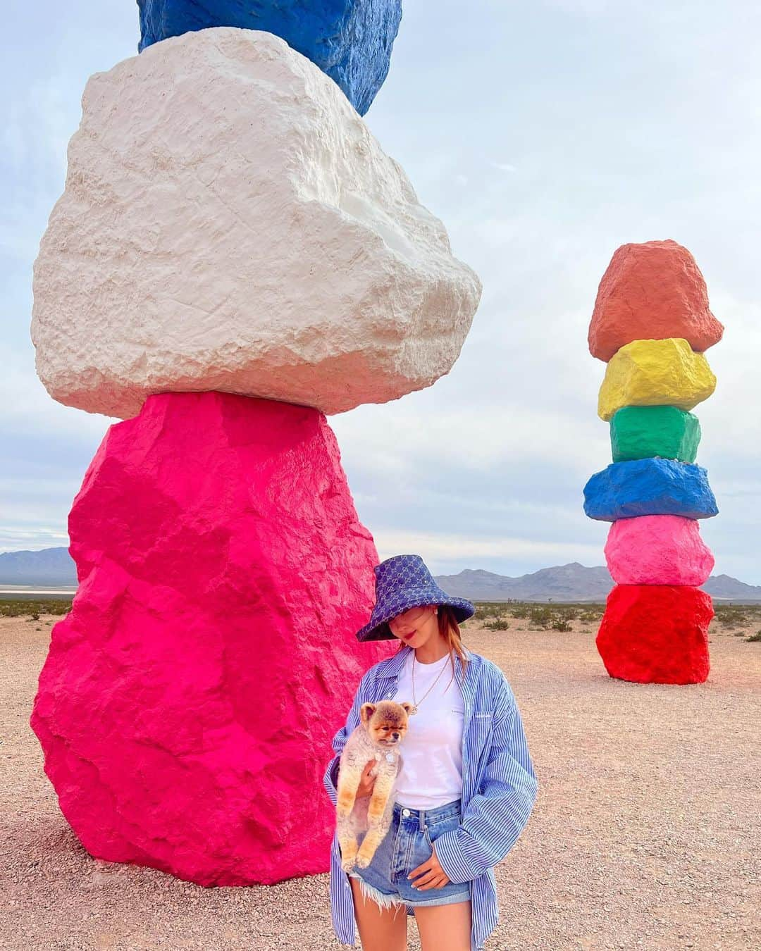 イ・ダヘのインスタグラム：「on the way to #lasvegas #sevenmagicmountains #ugorondinone」