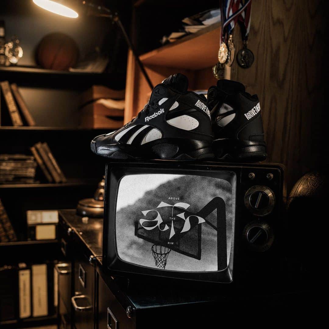 Reebok JPのインスタグラム：「. Live Above the Rim “ATR PUMP VERTICAL”  1993 年にリリース。 90年代のバスケットボール映画 “Above the Rim“の当時のコレクションから復刻。 カラーブロッキングはシャチの黒と白からインスピレーションを受けたデザイン。  #Reebok #リーボック #abovetherim」
