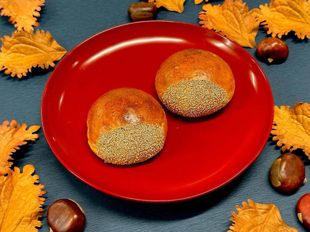 ホテルオークラ東京 Hotel Okura Tokyoのインスタグラム：「秋の味覚をお持ち帰り🌰 Autumn bread🍂  ①栗あんぱん 10月31日(木)まで ②焼き栗のデニッシュ 通年販売 デリカテッセン シェフズガーデン オークラ プレステージタワー 5階  ①Chestnut Paste Bun Available until October 31. ②Maron Denish Year-round  Delicatessen Chef's Garden Location: 5th Floor, The Okura Prestige Tower  プロフィールよりどうぞ↑ #栗 #あんぱん #デニッシュ #栗スイーツ #秋パン #ホテルテイクアウト #テイクアウト #手土産におすすめ #パン好きな人と繋がりたい #theokuratokyo #オークラ東京 #ホテル #都内ホテル #東京ホテル #ラグジュアリーホテル #maron #anpan #denish #togo  #hotel #tokyohotel  #lhw #lhwtraveler #uncommontravel」