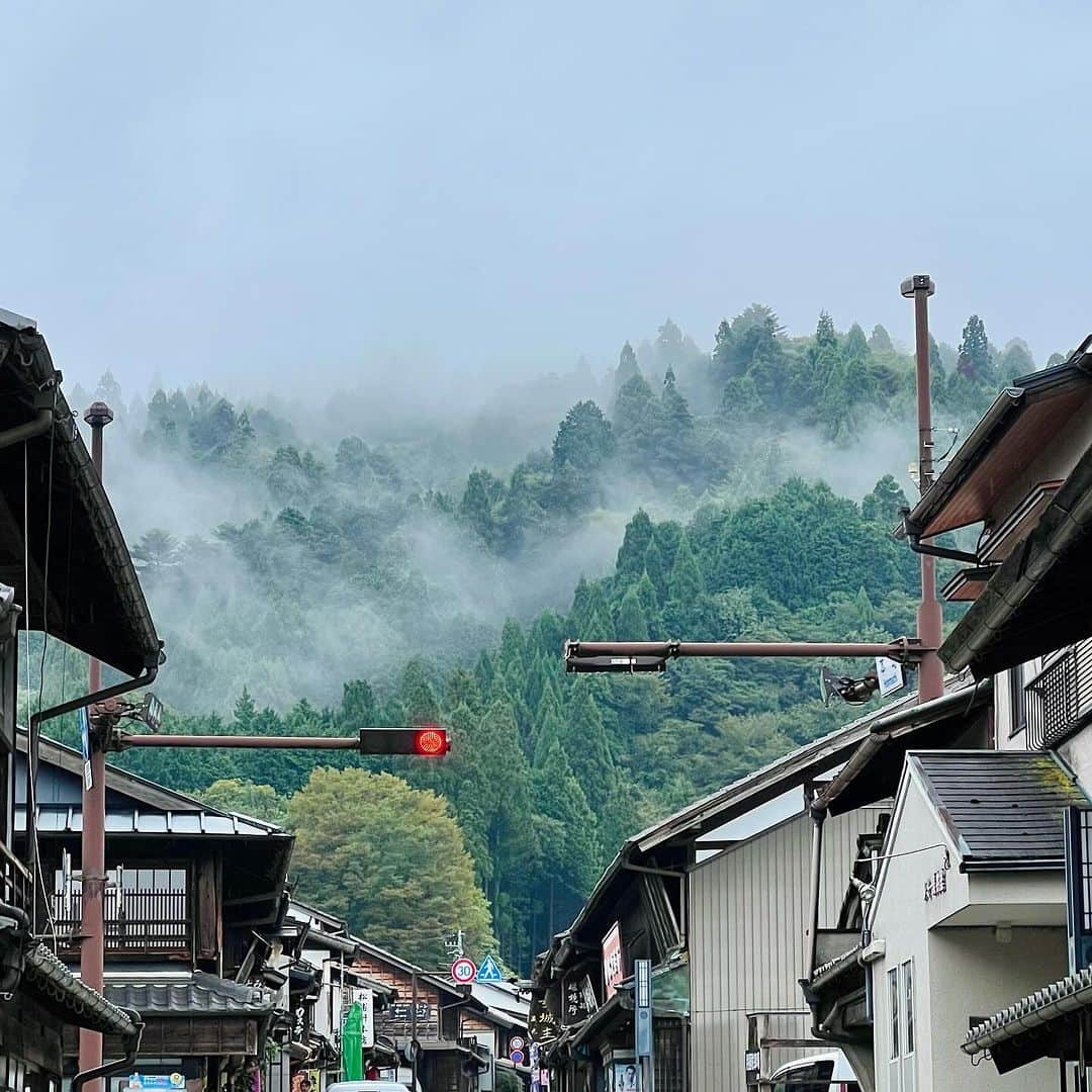 柳家三之助さんのインスタグラム写真 - (柳家三之助Instagram)「今朝の岩村は雨模様ですが、止み間に見せる山の煙も綺麗だし、朝ごはんのピタパンもおいしかった。 #巌邑」10月1日 10時14分 - sannosuke