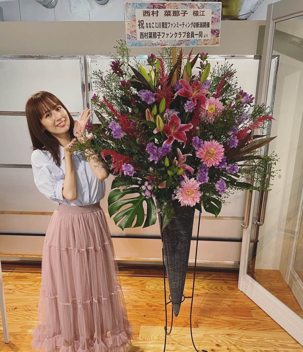 西村菜那子さんのインスタグラム写真 - (西村菜那子Instagram)「9月30日FC限定ファンミーティング@新潟  お越しくださった皆さんありがとうございました✨🌾 スタフラも毎回毎回素敵すぎるものをありがとうございます。。。😭  新潟はすっかり私の故郷になっていました。 駅の中は変わりすぎて迷子になりましたが、モスとヤスダヨーグルトの安心感たるや、、、。  昨日でグループを卒業し1年が経ちました。 もう歌って踊ることはやってないし、アイドルの私をお見せすることはないんだけど、それでもついてきてくださるファンの方が今もこうしていらっしゃることが本当に嬉しいです。 お話ししたり、クイズやったり、、とっても楽しい空間でした。ずっと続いたら良いなぁって思っちゃいました。  グッズも不安で仕方なかったのですがみなさんがロンTやクリアファイルを購入してくださって嬉しかった、、本当にありがとう（またファンクラブサイトで受注で販売します！）  ちなみに、、！！ また新潟でイベントをやる企画をスタッフさんが早速考えてくださっております！！（今回のファンの皆さんの模範すぎる盛り上がりを見てスタッフさんが感化されて！！笑みんなありがとう！）  これからもたくさんエンタメをお届けしていきますよーー✨  明日から私は大事な撮影〜📷 2年目も頑張っていきます✌️」10月1日 10時14分 - nanako_nishimura