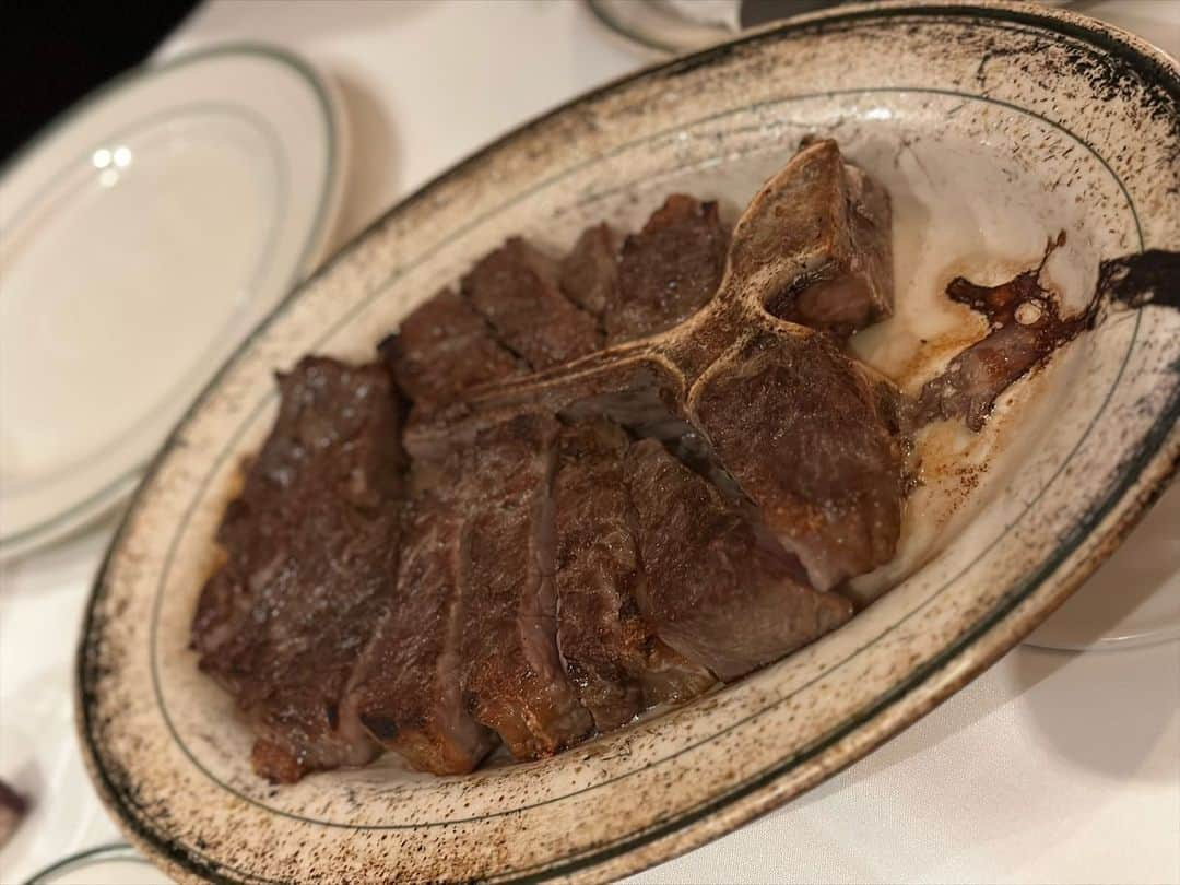 CHIHIRO♡さんのインスタグラム写真 - (CHIHIRO♡Instagram)「Wolfgang🍖  体調が悪すぎて一皿も食べれなかった 食べれなくてもいいよと言われてけれど しんどくてソワソワしてた😂  美味しいと思うのにストップしてしまうの、 お店の人が美味しくなかった？って思っちゃうし 落ち込んだ、、、けど店員さんに 時差ボケで体調が悪くってって言ってくれて そしたら  来ただけすごいよ！私なら部屋で寝てる！頑張りました🥺 って言われたの一生忘れない。笑  私もそう言える人になりたい。笑  そういうHawaii初日のよるごはん🤣🤣  #ハワイ #よるごはん #ウルフギャング #ステーキ #hawaii #dinner #wolfgang #steak #gourmet」10月1日 10時10分 - chipipipi918