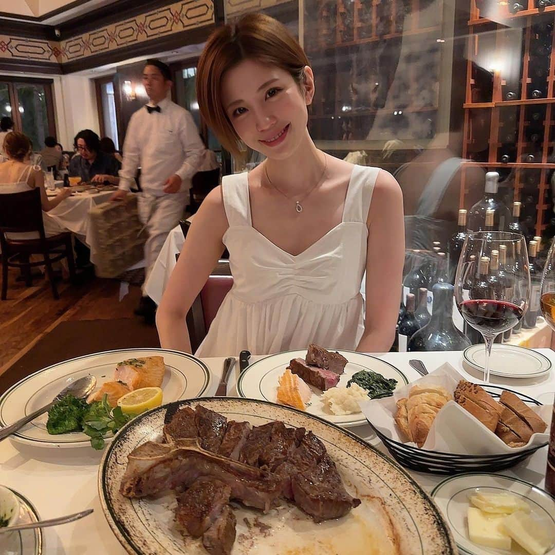 CHIHIRO♡のインスタグラム：「Wolfgang🍖  体調が悪すぎて一皿も食べれなかった 食べれなくてもいいよと言われてけれど しんどくてソワソワしてた😂  美味しいと思うのにストップしてしまうの、 お店の人が美味しくなかった？って思っちゃうし 落ち込んだ、、、けど店員さんに 時差ボケで体調が悪くってって言ってくれて そしたら  来ただけすごいよ！私なら部屋で寝てる！頑張りました🥺 って言われたの一生忘れない。笑  私もそう言える人になりたい。笑  そういうHawaii初日のよるごはん🤣🤣  #ハワイ #よるごはん #ウルフギャング #ステーキ #hawaii #dinner #wolfgang #steak #gourmet」