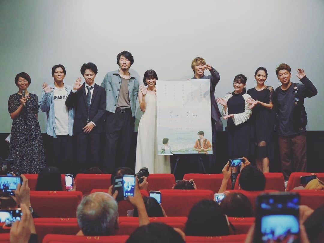 横尾初喜のインスタグラム：「舞台挨拶、無事に終わりました。 観に来てくださった沢山の方々に感謝です。  みなさんの言葉に救われます！  長崎から全国、世界へ。 「こん、こん。」 宜しくお願い致します！  #映画  #こんこん  #西さん撮影の写真お借りしました」