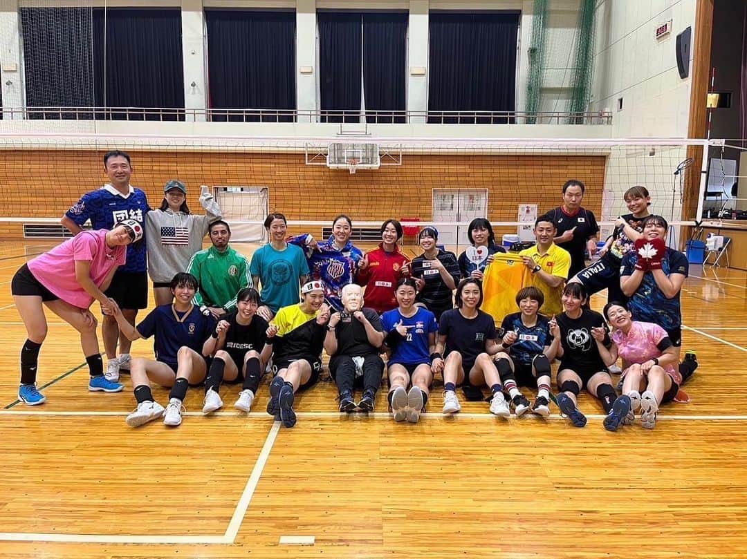 のインスタグラム：「. dress code day👗  dress code dayとは、 バレーボール以外で、共通の目的をチームで持つ 機会を作りたいと思い企画したものです!!!  今回のテーマは「国旗」でした🇯🇵 みんな、各国の国旗が入っているものや 国を象徴する服装をしてきていました!!!  これから、月に1回開催する予定なので、 また次回、お楽しみに😊  #埼玉上尾メディックス #vリーグ #バレーボール #女子バレー #vリーグはバレーだよ #dresscodeday」