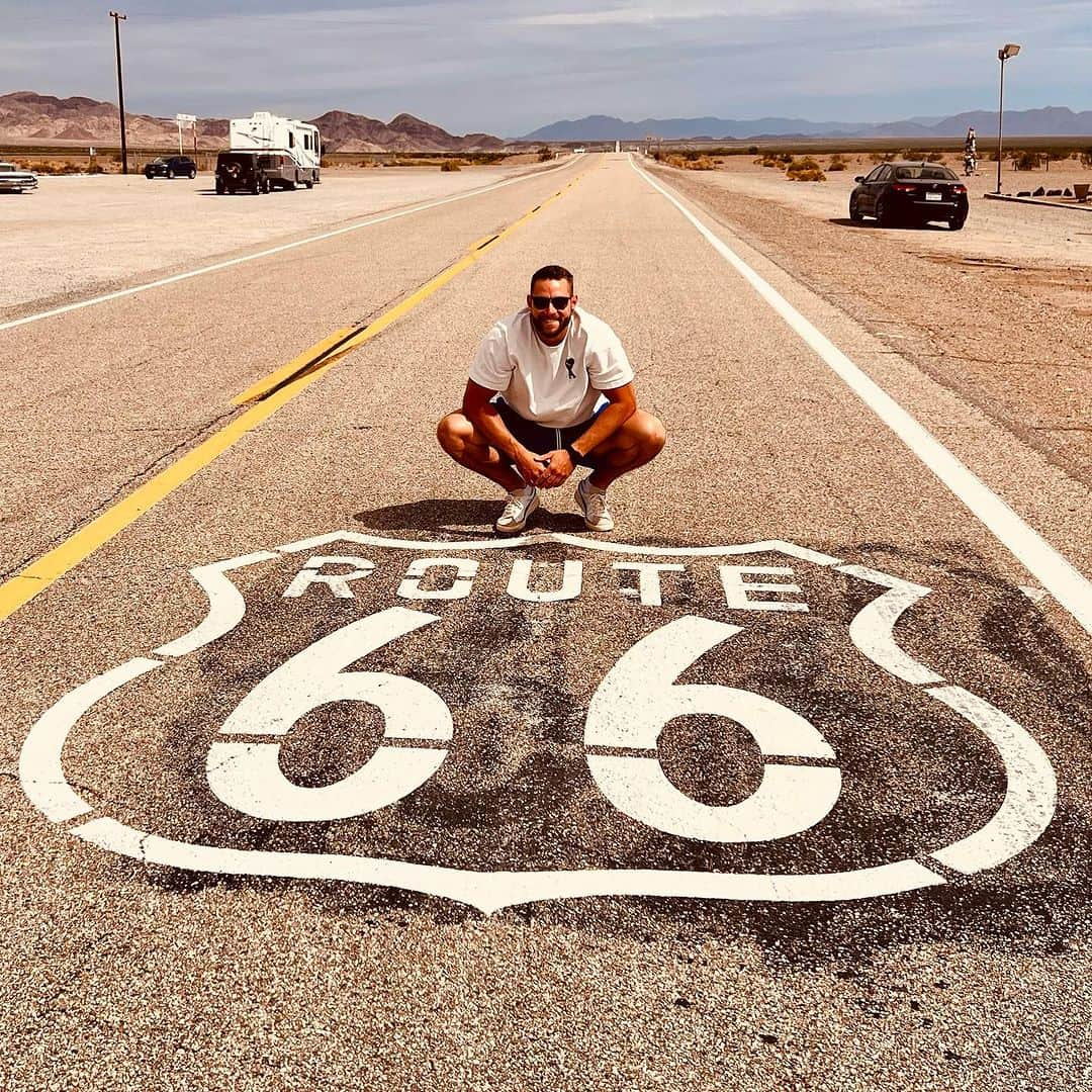 ヨハネス・ベターのインスタグラム：「Route 66 and Joshua Tree National Park. 🚗🏜️ #route66 #adventure #tour #ontheroad #joshuatree #nationalpark #trip #westcoast #arizona #california #usa」