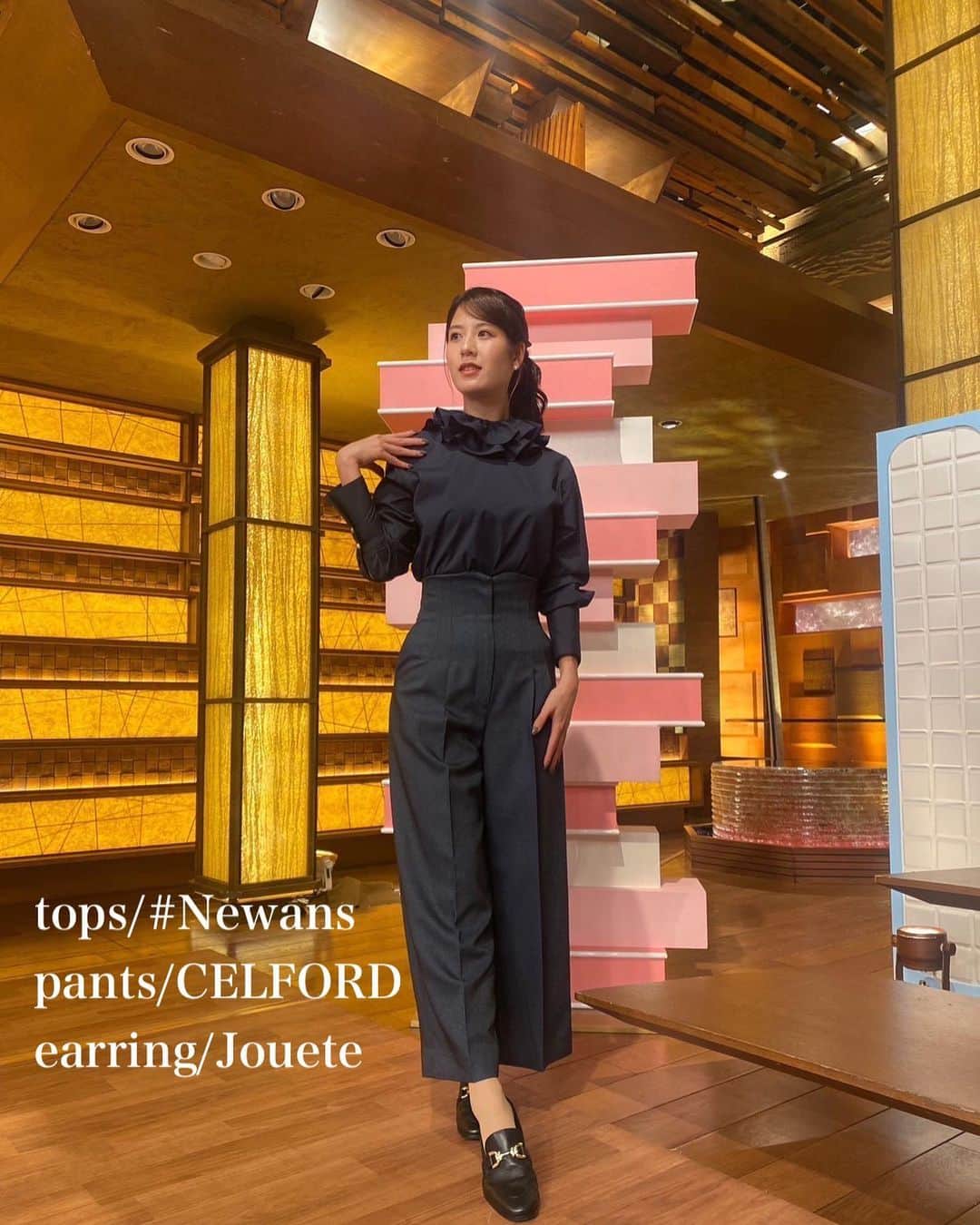 のインスタグラム：「* サタデーステーション衣装👗 上☞#Newans @newans.official/@ow_pressroom  下☞CELFORD @celford_official  イヤリング☞Jouete @joueteofficial   1枚で華やかに着映えする 付け襟付きブラウス💙 フリルを取ればシンプルにも着られます✨  ハイウエストパンツ👖 厚手の生地で、程よい光沢感とハリ感があります🌼 センタープレスラインで縦長効果も🪡  —- 西日本はカラッと暑く、 東日本はムシッと暑い日曜日🌞 皆さんにとって素敵な1日となりますように＾＾  #衣装#ootd#コーディネート#coodinate#ワントーンコーデ#アナウンサー#テレビ朝日アナウンサー#桝田沙也香」