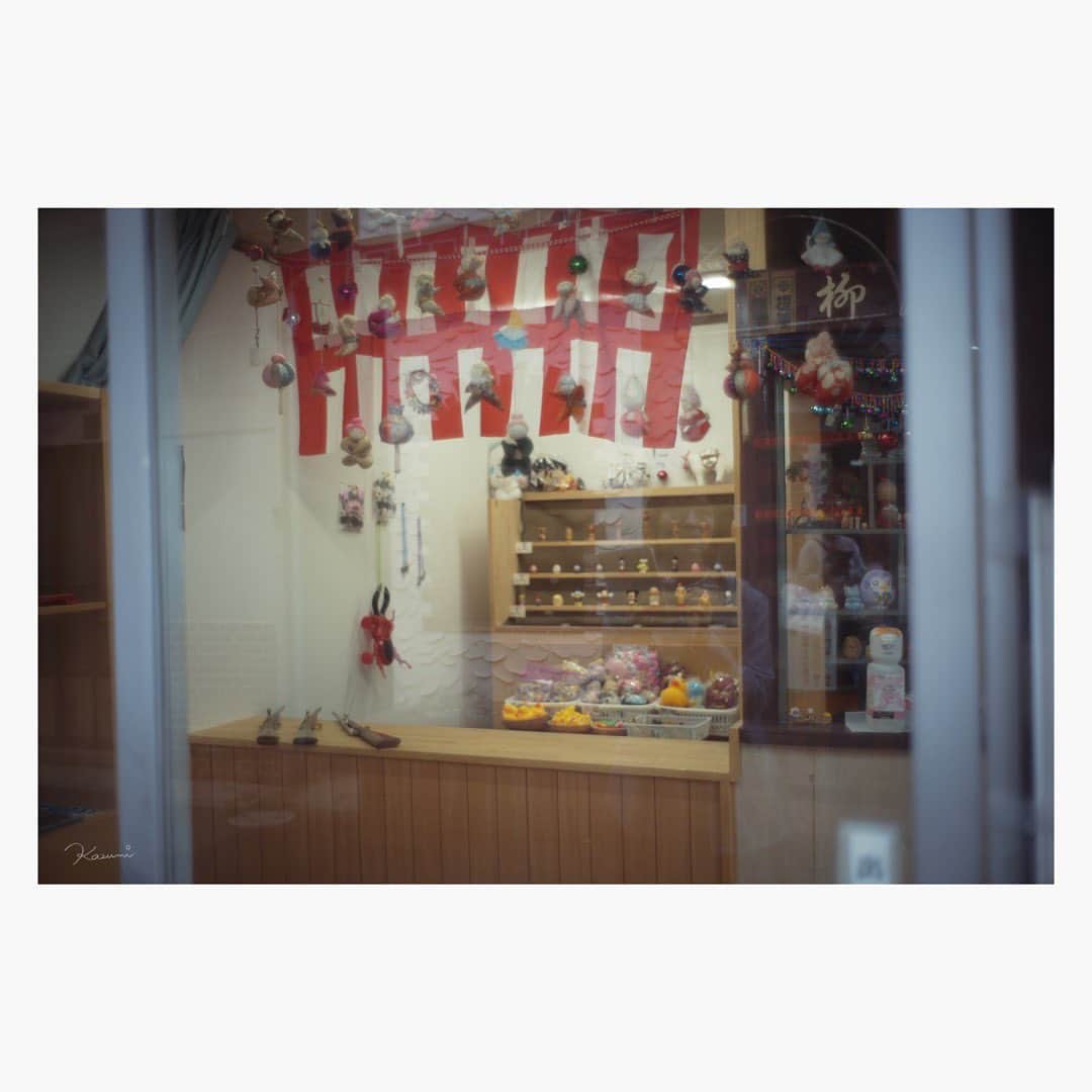 花澄さんのインスタグラム写真 - (花澄Instagram)「四万温泉街。 めちゃくちゃ渋かった。 ちょうどきのうの夜のアド街が 中之条ビエンナーレ会期中だからか 四万温泉特集で 今日通ったところだねー きのう食べたねー 今朝話したおじさんだねー とか言いながら見れてよかった。 また行きたくなった。  温泉街の中にも いくつか作品展示会場があります。  Leica M10-P summilux 35mm f1.4 2nd  #leica#leicam10p#summilux#summilux35#summilux35mm2nd#oldlens#オールドレンズ#tokyo#japan#oldlens_tokyo#花澄#kazumiphotography#四万温泉」10月1日 10時27分 - textisan
