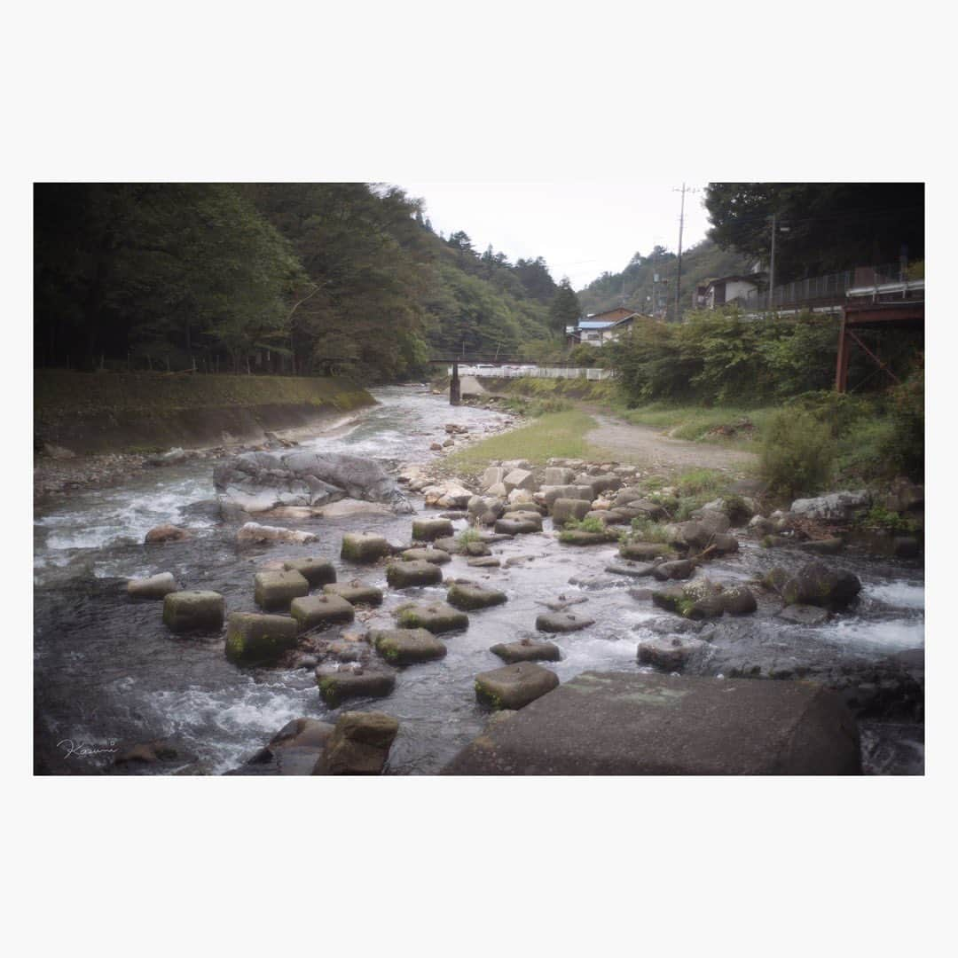 花澄さんのインスタグラム写真 - (花澄Instagram)「四万温泉街。 めちゃくちゃ渋かった。 ちょうどきのうの夜のアド街が 中之条ビエンナーレ会期中だからか 四万温泉特集で 今日通ったところだねー きのう食べたねー 今朝話したおじさんだねー とか言いながら見れてよかった。 また行きたくなった。  温泉街の中にも いくつか作品展示会場があります。  Leica M10-P summilux 35mm f1.4 2nd  #leica#leicam10p#summilux#summilux35#summilux35mm2nd#oldlens#オールドレンズ#tokyo#japan#oldlens_tokyo#花澄#kazumiphotography#四万温泉」10月1日 10時27分 - textisan