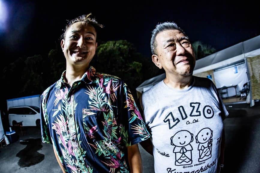 のインスタグラム：「「DUB MASTER Xと久しぶりの再会」  Def TechとAwichのPAで来ていたダブさん @dubmasterx と久しぶりにゆっくり話せました。  知らない人のために説明すると、もともとは日本で初のDUBバンドである MUTE BEATのLIVE DUB エンジニアをやっていた人です。  すなわちスーパーレジェンド。  わたくしはTHE MANの時に音を出してもらってまして。  会うといつも 「トランペットは大変な楽器だよなぁ。イイカワは頑張ってるよなぁ」 と労ってくれます😭  いつもありがとうございます！ 会えて嬉しかったでーす！ Def Techのツアー頑張ってください！  📸 @hayachinphoto」