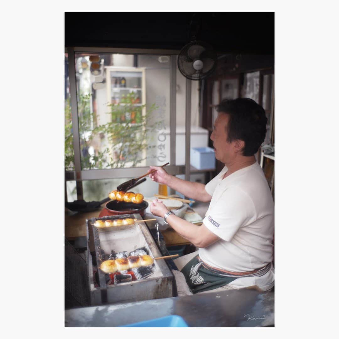 花澄さんのインスタグラム写真 - (花澄Instagram)「四万温泉街つづき。 今まで食べた焼きまんじゅうのなかで ダントツに美味しかった。  Leica M10-P summilux 35mm f1.4 2nd  #leica#leicam10p#summilux#summilux35#summilux35mm2nd#oldlens#オールドレンズ#tokyo#japan#oldlens_tokyo#花澄#kazumiphotography」10月1日 10時29分 - textisan