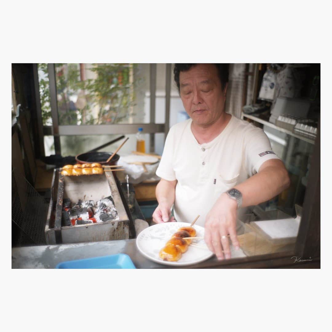 花澄のインスタグラム：「四万温泉街つづき。 今まで食べた焼きまんじゅうのなかで ダントツに美味しかった。  Leica M10-P summilux 35mm f1.4 2nd  #leica#leicam10p#summilux#summilux35#summilux35mm2nd#oldlens#オールドレンズ#tokyo#japan#oldlens_tokyo#花澄#kazumiphotography」