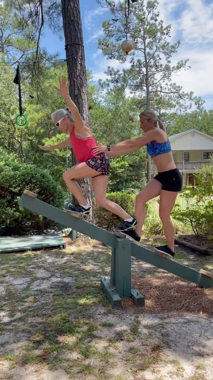 ジェシー・グラフのインスタグラム：「Finding that work/life balance with mom @ginnymaccoll . Thanks @charlesmammay for letting us play on your course! #balancetraining #stabilitytraining #motherdaughter #seesaw」