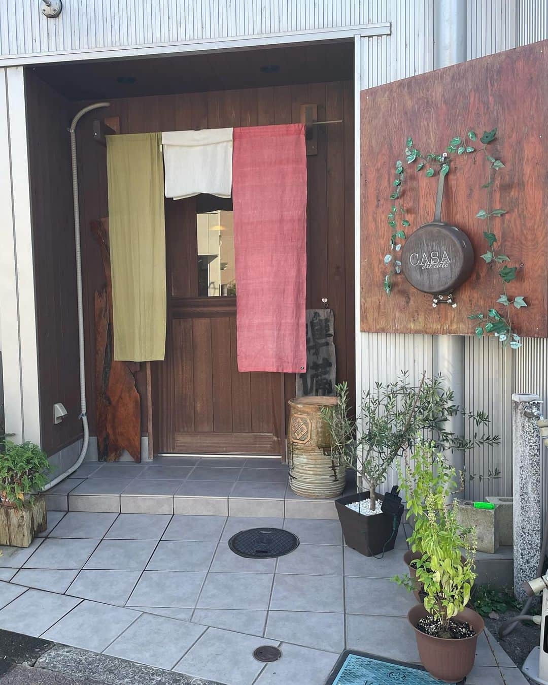 前田友理香のインスタグラム：「ちょいちょい実家に帰ってます！！ 癒されることなく、激しいけど、実家っていいものですね。。。  これまた近くだったので、 おばあちゃんとお母さんと行って来ましたぁ！！  イタリアンのお店、 「カーサ・デル・シエロ」さん👏💕  素敵ぃーーー！  めちゃくちゃおいしかったです🥺  美味しすぎて幸せすぎたぁぁぁε(*╹◡╹*)з  小さい頃、森林公園行ったよね！なんて話になって楽しい思い出と共に過ごせました。  森林公園で凄いハプニングが起こった話はまたいつか🤫  PR @casa_del_cielo_33 #東松山 #東松山ランチ #東松山グルメ #東松山駅 #東松山市 #東松山市グルメ #東松山市ランチ #東松山イタリアン #埼玉 #イタリアン」