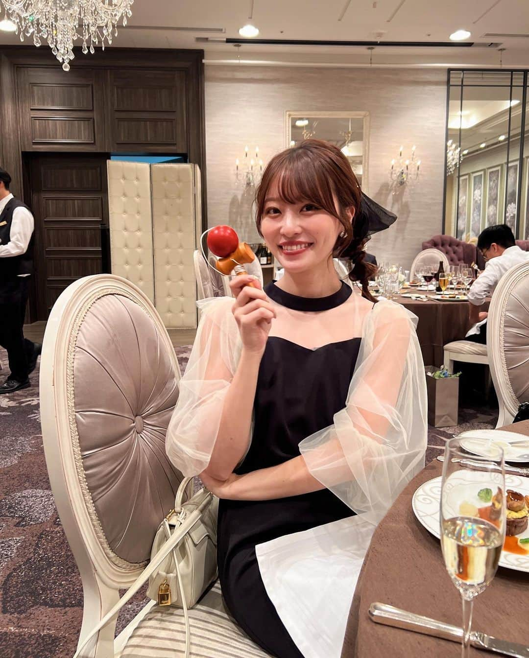 吉次玲奈さんのインスタグラム写真 - (吉次玲奈Instagram)「昨日はVANNIE Uのデザイナー @ma7.im ちゃんの結婚式に行ってきました👰‍♀️🤵‍♂️✨ ⁡ あーちゃんにぴったりな会場に、ドレス、旦那さんとの柔らかくて温かい雰囲気が会場いっぱいに広がっていました🥹 ⁡ ドレスに合わせてた靴が足袋ブーツだった時、見えないところまでしっかりこだわってるところがさすがあーちゃんだなと思ったよ🫶🏻 ⁡ いつも可愛いお洋服をたくさん作ってくれて、 本当にありがとう♡リアルプリンセスだったよ、可愛すぎた👸❣️ ⁡ 今回もヘアアレンジは @ka4xqpa ちゃんにお願いしました♡ とっても可愛くしてくれるのでみんなもぜひ行ってみてね😌✨ ⁡ #結婚式ヘアアレンジ #ミディアムヘア #結婚式場  #お呼ばれ #お呼ばれコーデ #お呼ばれドレス #お呼ばれワンピ#結婚式 #結婚式コーデ #オケージョンドレス #オケージョン  #オケージョンコーデ #結婚式お呼ばれ #ザストリングス表参道 #ザストリングス表参道花嫁 #表参道 #表参道結婚式」10月1日 10時31分 - rena_yoshitsugu