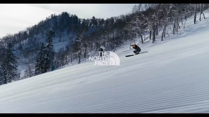 佐々木明のインスタグラム：「A dream of winterland ⛄️  現役復帰するまでの8年間に過ごしていた僕の日常。 その日常をまとめたショートムービーが @thenorthfacejp ザノースフェイス名義でリリースされています。  映像内で使用しているスキー板に関しては本来（スノーボードも同様）金属のエッジが付いていて、そのエッジがある事で雪に力が加えやすくグリップし曲がりやすくなりますが、僕のこの板からはエッジを全て取り除きエッジレススキーを使用しています。 そう言ったマテリアルでの遊びをしていた8年間でもありました。  のほほんとスキーに接するスキーがご飯を頂く事と同じようなくらいに日常に溶け込んだ毎日です。  質は違えど今も日常ですが、今は勝負事となっていますから日常のクオリティが勝負師のそのそれになっています  #tnfjp #ザノースフェイス  #スキー  #スキーヤー #山登り #山 #山スタグラム #山が好き  #雪 #雪景色 #雪山  #自然  #自然が好き #自然に感謝」