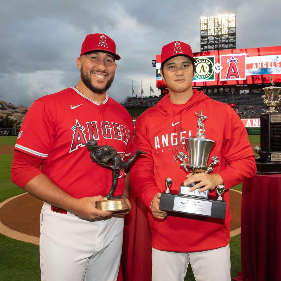 ロサンゼルス・エンゼルス・オブ・アナハイムのインスタグラム：「Congrats Carlos and Shohei 🙌 🏆  Tonight, we honored Carlos Estévez with the Nick Adenhart Pitcher of the Year award, and Shohei Ohtani with our team MVP award, as voted on by their teammates!」