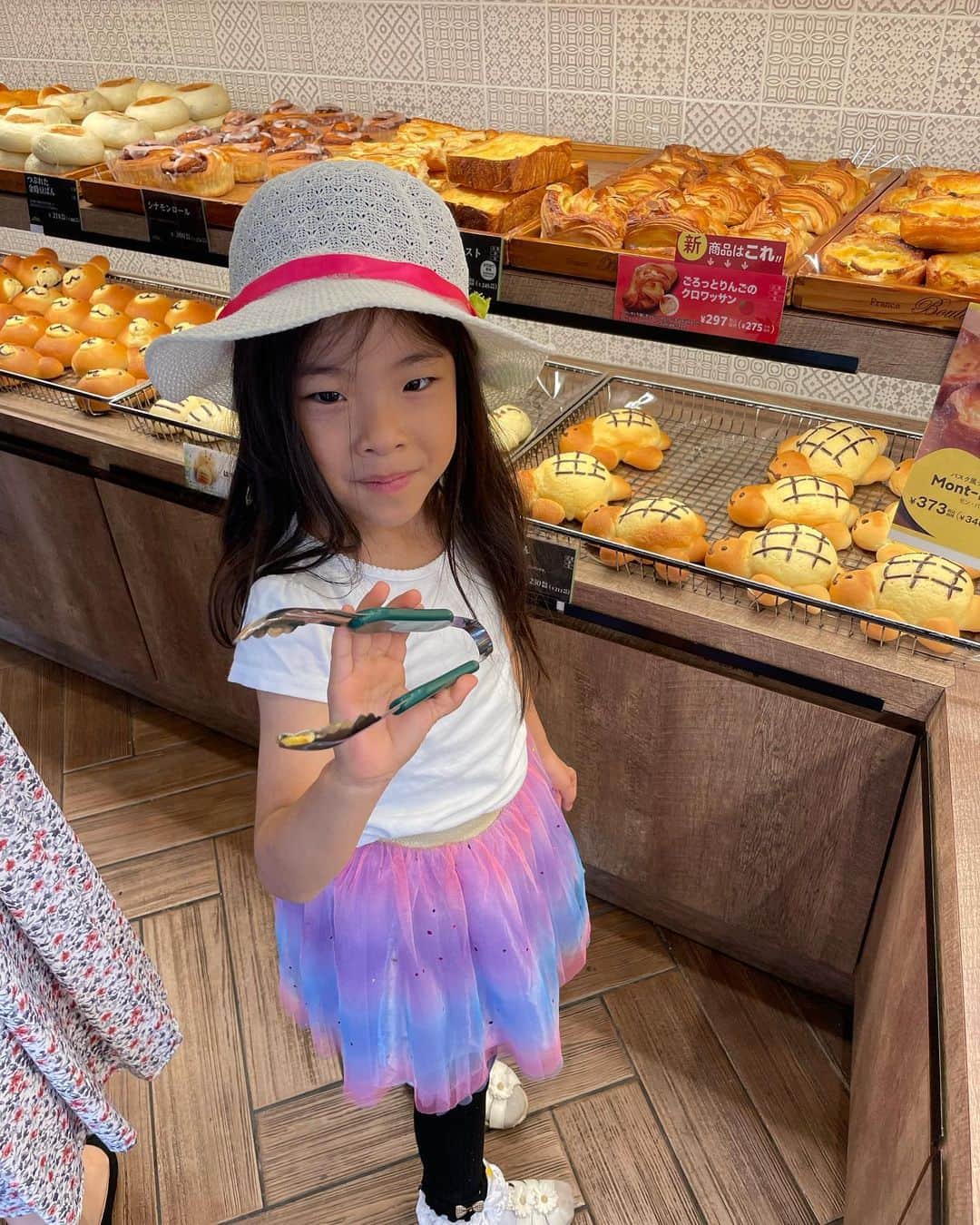 DJ TAROのインスタグラム：「双子の妹さんを連れて パンを買いに🥐 ちょっと出るだけなんだけど自分でお洋服選んでオシャレさん♫」