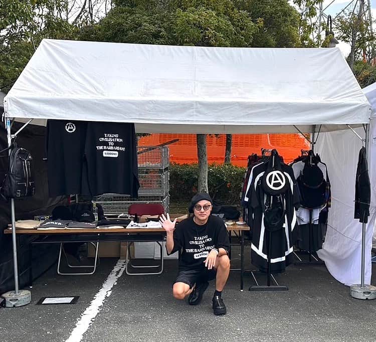 のインスタグラム：「本日10月1日(日)、福岡・古賀グリーンパーク大駐車場にて開催されるロッキンクルージンに出店させて頂いております!! 新作、コラボレーションアイテムもご用意して、皆様のご来場をお待ちしておりますので宜しくお願い致します😊🏎️🍻  第18回　ロッキンクルージン (会場) 古賀グリーンパーク大駐車場 811-3133 福岡県古賀市青柳町587-1 (日時) 2023年10月1日(日曜) 　　　午前10時〜午後4時 雨天決行 (入場料) 当日3500円／前売り2500円(18歳未満無料) ローソンチケットLコード　83295 www.rockincruisin .net  rockincruisin 666@gmail.com  @rockincruisin  #rockincruisin  #古賀グリーンパーク  #福岡」