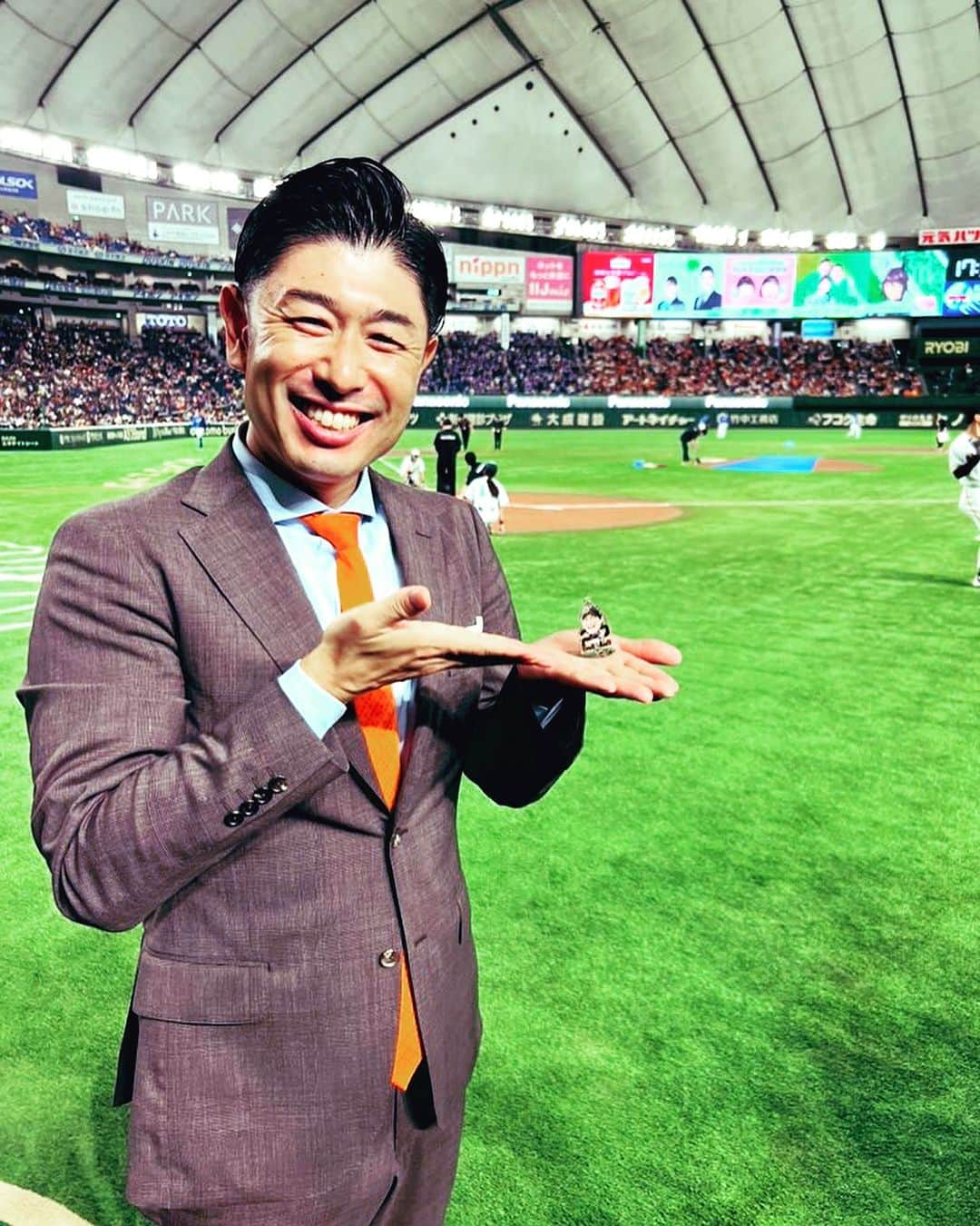 高橋大輔のインスタグラム：「東京ドームの23ゲート横あります ジャイアンツストア・BALLPARK TOKYOとオンラインストアでは  オータム・チャンス・ジャイアンツくじを今シーズン最終戦の10月4日まで実施中😊  私もチャレンジ！ 6等のアクリルスタンド小林誠司選手が当たりました😁  1等はカスタマイズユニフォーム 2等はヘルメットなど8等まで  このくじでしかゲットできないアイテムばかりです！！  ハズレ無し！皆さんも是非〜👍  昨日のレジェンズシート解説は清水隆行さんでした⚾️  今シーズンも東京ドームでのジャイアンツ戦は今日を含めて残り2試合🏟️  最後まで選手達にエールを届けていきましょう！本日もご来場お待ちしております🎤  ちなみに今日は17時プレイボールですよ〜  #読売ジャイアンツ #ジャイアンツ #東京ドーム #ジャイアンツくじ #レジェンズシート #清水隆行さん #スタジアムmc #髙橋大輔 #高橋大輔」