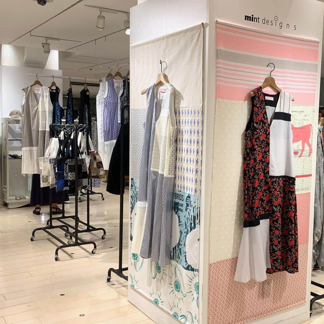 ミントデザインズのインスタグラム：「. -EVENT INFORMATION- 10/3まで‼︎銀座松屋にて "COLLECTING TEXTILES"開催中‼︎  本イベントでは、アーカイブテキスタイルを使用したドレス、バッグの限定アイテムの発売と 2024SS COLLECTIONの受注会も併催いたします。  残り少ない限定アイテムもございますので、ぜひお早めにチェックしてみてください!!  場所:銀座松屋3階 リタズダイアリー内 期間:9月27日(水)-10月3日(火) @matsuyaginza_rita」