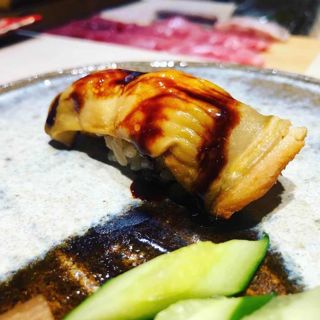 市川九團次 (4代目)さんのインスタグラム写真 - (市川九團次 (4代目)Instagram)「家内の誕生日に リクエストにて 好きなお寿司屋さんへ 『千住　しげ』 最高の寿司を握ってもらった。 やっぱりうまいなーしげさんのすし。 寿司と日本酒、ワインのマリアージュを楽しみながら、カウンター六席で、お隣さんとも話が弾み仲良くなれる楽しいお店です。 このほか、卵は名物、先付けにクエやヒラメ、ノドグロ焼いたものをいちだいただく。もう最高です。」10月1日 10時57分 - ichikawa_kudanji