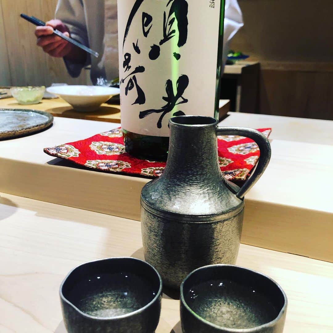 市川九團次 (4代目)さんのインスタグラム写真 - (市川九團次 (4代目)Instagram)「家内の誕生日に リクエストにて 好きなお寿司屋さんへ 『千住　しげ』 最高の寿司を握ってもらった。 やっぱりうまいなーしげさんのすし。 寿司と日本酒、ワインのマリアージュを楽しみながら、カウンター六席で、お隣さんとも話が弾み仲良くなれる楽しいお店です。 このほか、卵は名物、先付けにクエやヒラメ、ノドグロ焼いたものをいちだいただく。もう最高です。」10月1日 10時57分 - ichikawa_kudanji