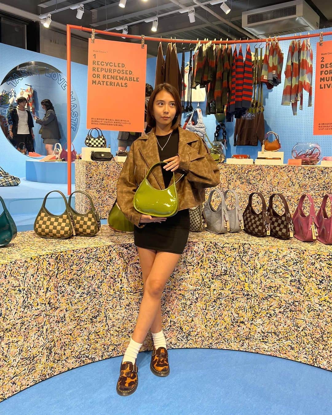 安保彩世のインスタグラム：「@coachtopia 🌏💞  coachのサブブランド“Coachtopia”が日本に上陸しました🩵循環型のモノづくり“Made Circular”に特化したブランドで  Love Me 永く愛用する Repair Me リペアする Pass Me On 受け継ぐ Treade Me In 引き取る  全てのコンセプトに強い意志と希望を感じた😳💞 実際にいろんな話を聞いたけど、ここに書ききれないほどの隅から隅までのこだわりがあって ファッションが好きだからこそサステナブルなものづくりにこだわれるんだろうなと思った🌏✨  デザインも本当に可愛くて これから街で @coachtopia を持ってる人にたくさん出会いそうだなってワクワクした🥰  10/22までpopupやってるから 是非実際に見てほしい👏✨ よかったら足を運んでみてね🍀  #pr #coachtopia #コーチトピア」