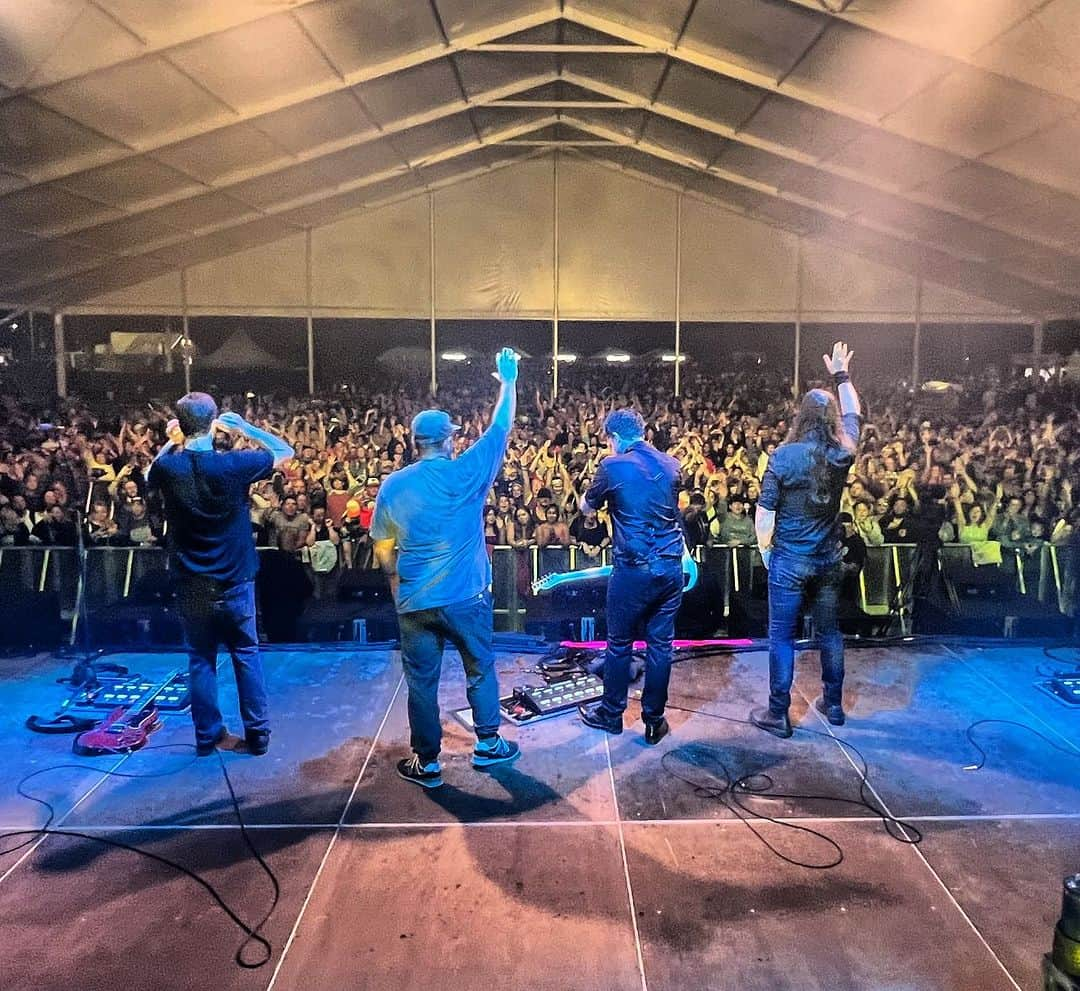 Jimmy Eat Worldさんのインスタグラム写真 - (Jimmy Eat WorldInstagram)「This is the last show of the year for us! Couldn’t have been spent with a better crowd. Thank you @oceanscallingmd !!」10月1日 10時59分 - jimmyeatworld