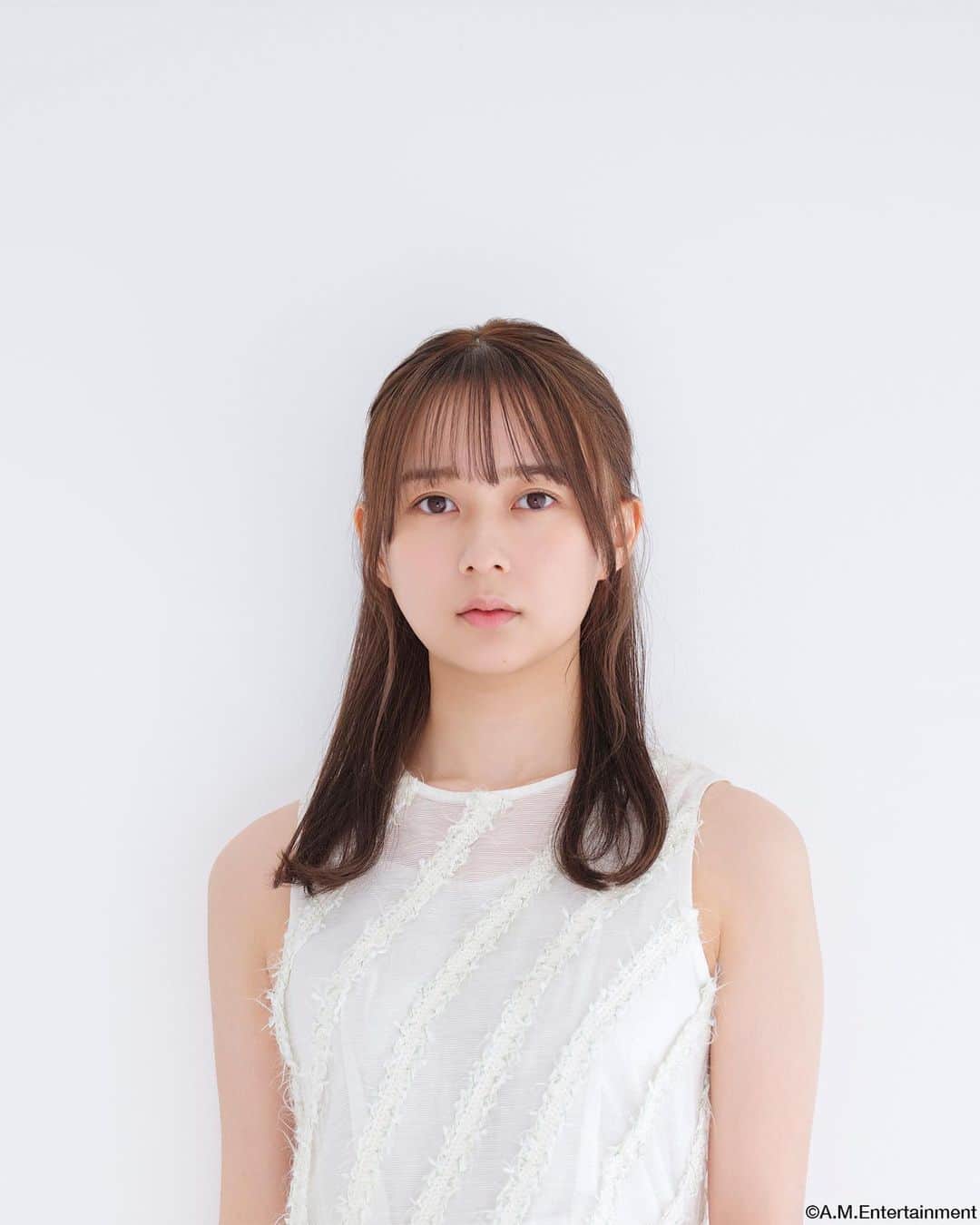 鈴木絢音のインスタグラム：「ご報告申し上げます。 この度、A.M.Entertainmentに所属する運びとなりました。 まずは、10年間 私を導いてくださった乃木坂46のメンバーの皆さん スタッフの皆さま、私を応援してくださったファンの皆さま、本当にありがとうございました。 今後も、これまで私と関わってくださった皆さまとのご縁に感謝し、これから出会うたくさんの方とのご縁を大切に、精進してまいりますので、応援よろしくお願いいたします。  そして 本日、ファンクラブとB4NDを開設いたしました。 ファンクラブでは、ここでしか見ることのできない、聞くことのできないコンテンツを、たくさんお届けしていきます。ファンクラブイベントも開催予定です。 B4NDでは、モバイルメールやメッセージのように、私の日常を皆さまと共有していけたらと思っております。また、B4NDではファンレターを受け取ることもできます。現時点では、皆さまから感想や質問をいただける唯一の場所になります。 ファンクラブもB4NDも、ファンの皆さまのお声を聞きながら、更新していけたらと思っておりますので、ファンレターでご意見・ご感想お聞かせくださいね。お待ちしております。」
