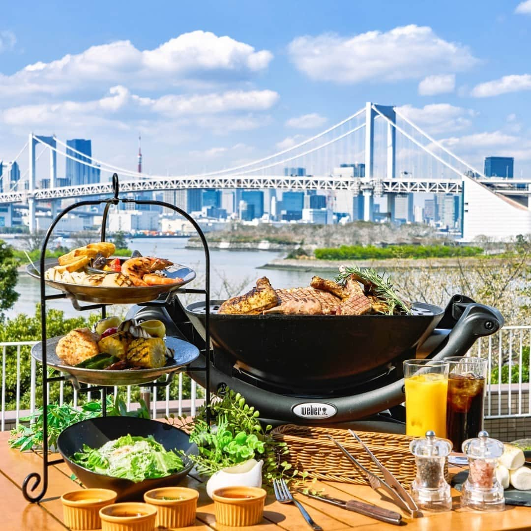 Hilton Tokyo Odaiba ヒルトン東京お台場のインスタグラム：「絶景を望むBBQでラグジュアリーなひとときを✨  お台場の絶景を間近に臨むBBQテラス「アブレイズ」では、圧倒的な存在感で毎年人気の高いトマホークステーキ（約1.1㎏）が付いたプランや上質なお肉や新鮮なシーフードを味わえるボリューム満点のコースをご用意🍖  ご家族やカップル、ご友人とごゆっくりお楽しみください！  ▶︎詳細は、 @hilton_tokyo_odaiba のプロフィールリンクよりご確認いただけます。  Enjoy breathtaking views at Barbecue terrace "Ablaze".  With standout tomahawk steak and premium seafood, it's perfect for families, couples, and friends. Delight in the experience!  #ヒルトン東京お台場 #hiltontokyoodaiba」