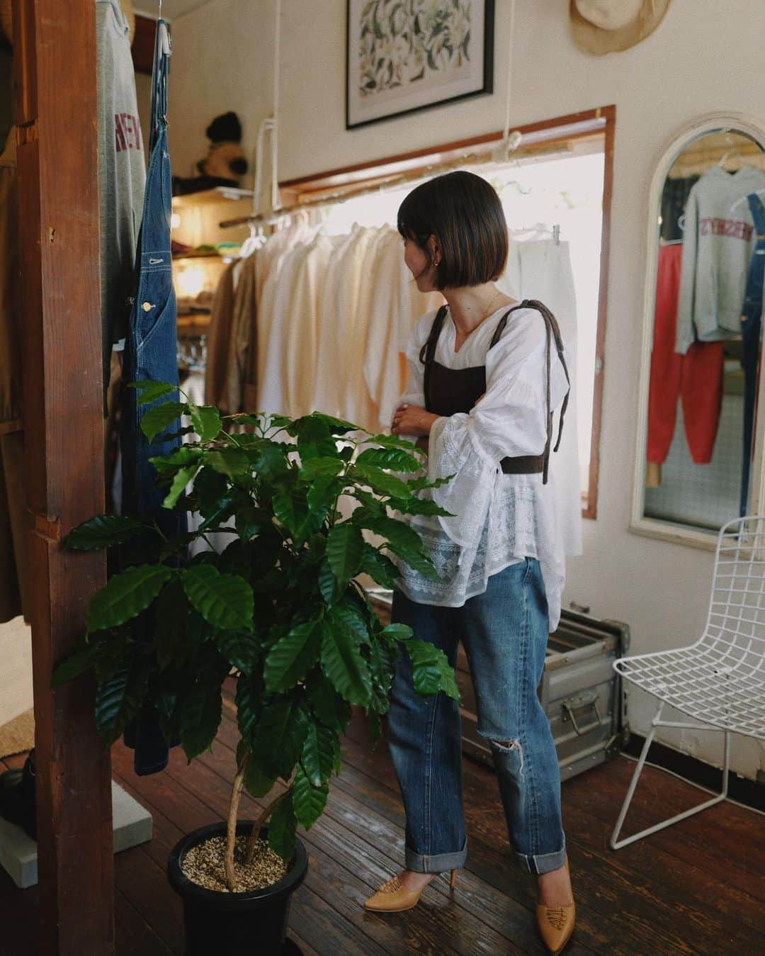 池田泉さんのインスタグラム写真 - (池田泉Instagram)「⁡ today ⁡ PURと友達や周りの素敵なものづくりをされている ブランドと古着とで成り立っている私の服。 展示会でオーダーしていたものが届き始めて 重ねたりできる秋冬服ってやはり楽しいな。🍂 ⁡ blouse @pur__official  bratop @p_h_e_e_n_y  pants #vintage#levis501 ⁡」10月1日 11時01分 - xxizumi123xx