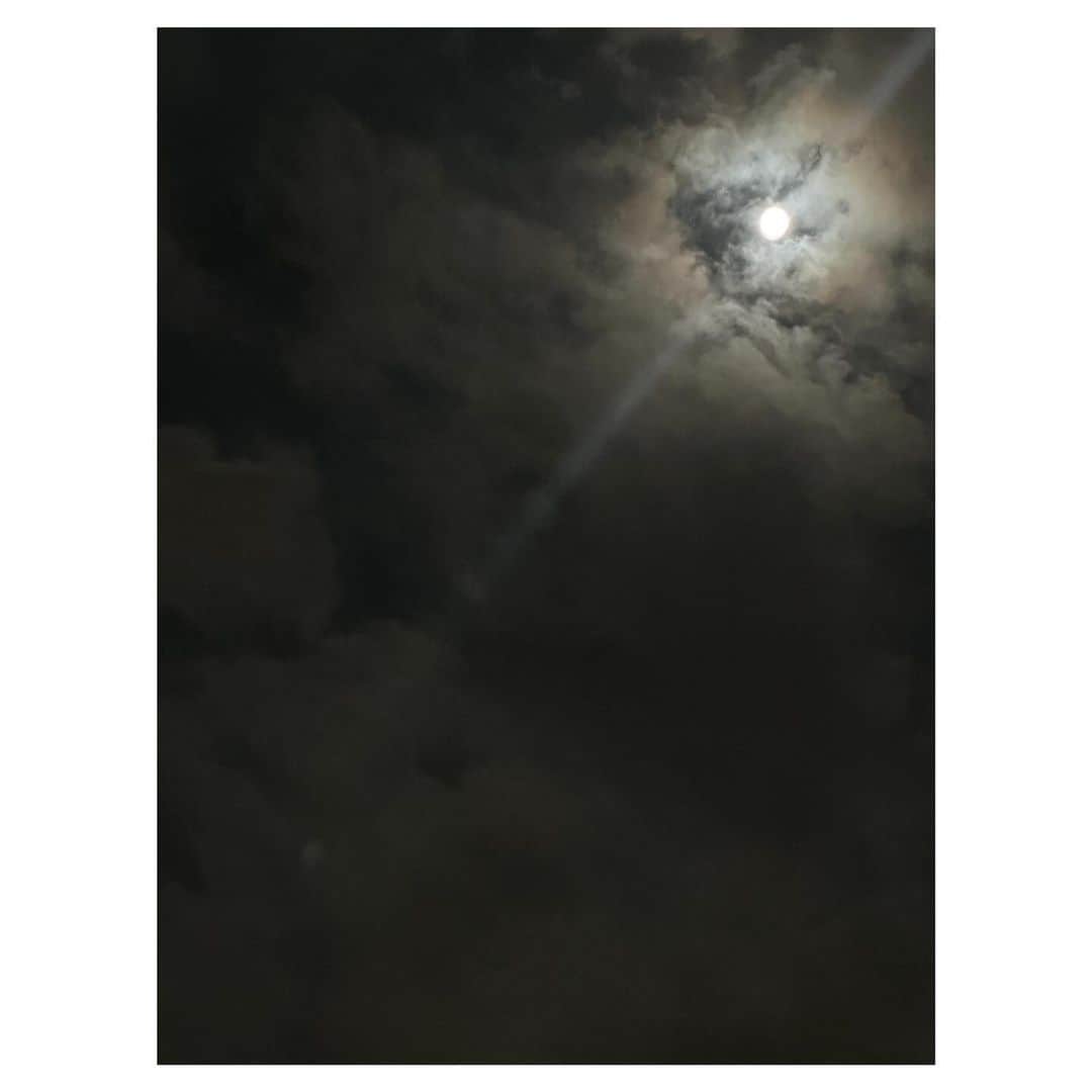藤井美加子さんのインスタグラム写真 - (藤井美加子Instagram)「✴︎ 雲の向こうに☁️🌕  #中秋の名月 #満月 #綺麗だったね  #10月 #自分のペースで #焦らず　 #面白く #過ごしましょう #白湯は忘れずに」10月1日 11時03分 - mikako_miki