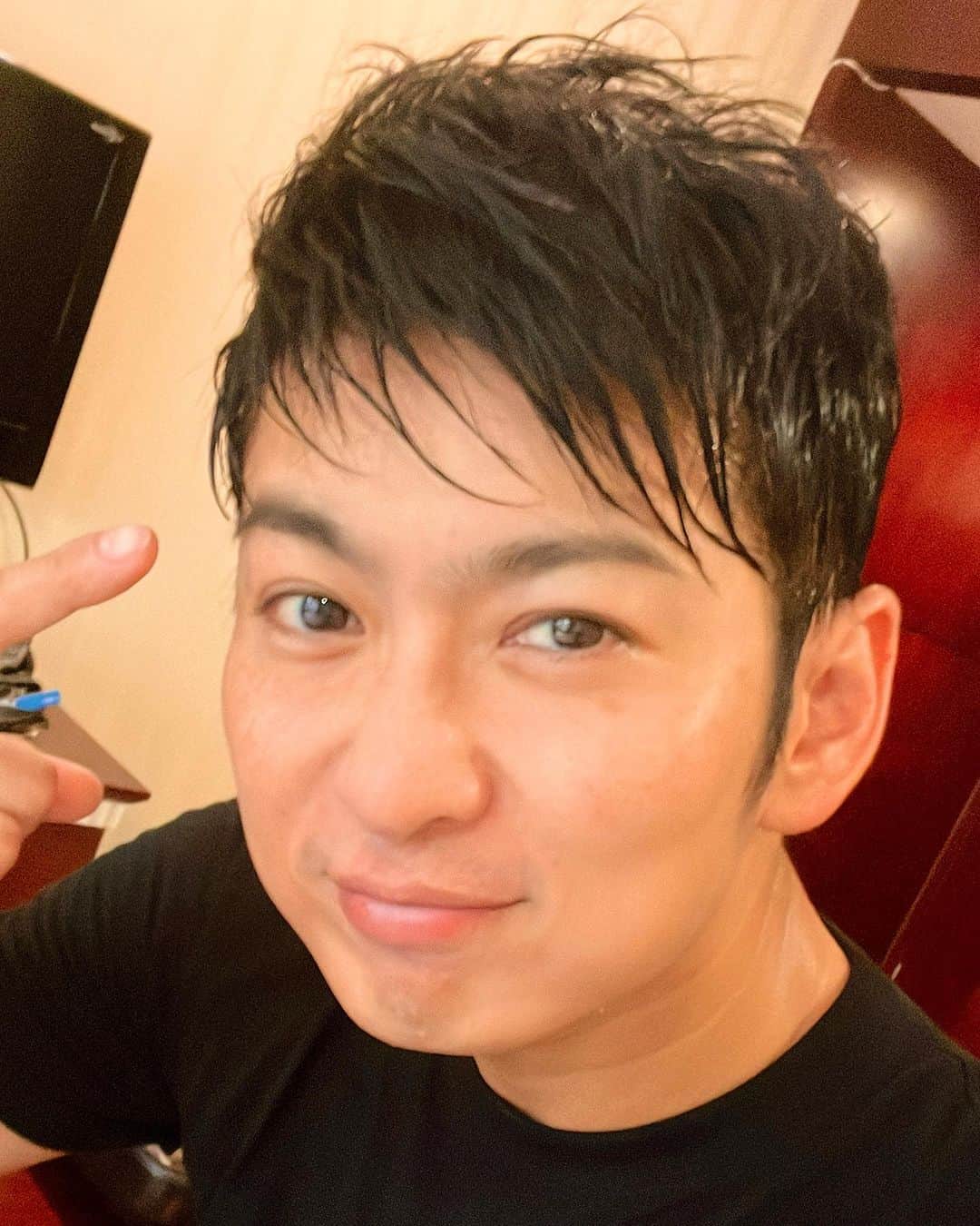 松田悟志のインスタグラム：「朝、起き抜けに筋トレしたら一生汗が止まらない体になってしまった笑 髪セットしてもこのありさまでがんす🤣」