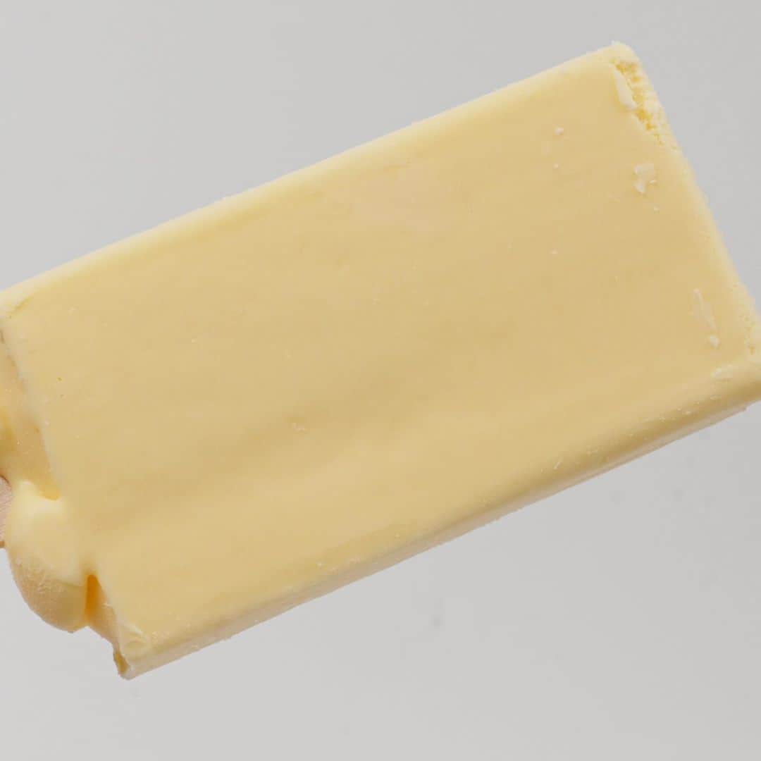 アイスマン福留さんのインスタグラム写真 - (アイスマン福留Instagram)「【鬼うま】バター量を50%増やした「かじるバターアイス」が超濃厚...。これはもう神を超えて悪魔👿のアイス。まるでバターを丸ごとかじっているような...これだけ背徳感があるのにカロリーたったの147kcal✨赤城乳業、天才か!!  #バターアイス #かじるバターアイス #バター #赤城乳業 #アイス #アイスバー #新作アイス #アイスマニア #アイスマン福留 #icecream #JapaneseIceCream #icecreamlover #icecreamtime #icecreamday #icecreamlove #icecreamporn #JapaneseIceCream #foodporn #foodie #instafood #foodstagram #yummy #yum #delicious #foodphotography」10月1日 11時15分 - iceman_ax